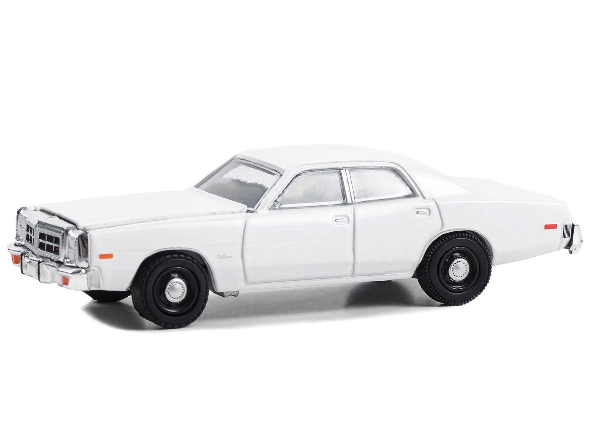 Angle. Greenlight - 1977-78 Dodge Monaco Police Pursuit White "Hot Pursuit - Hobby Exclusive" Series 1/64 Diecast Model Car by Greenlight - White.