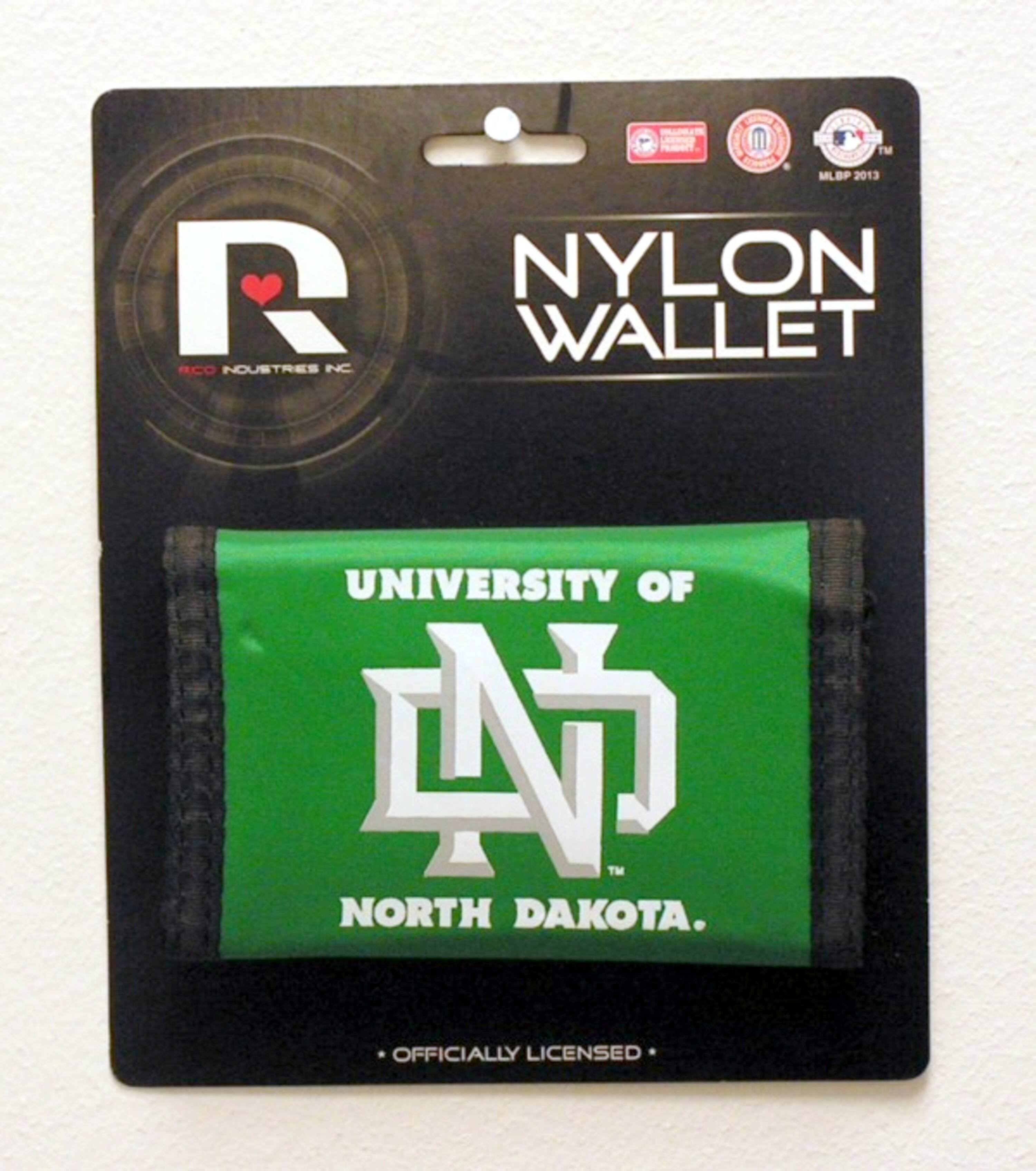 TM MLBPA 2013 R NYLON WALLET ACO NORTH DAKOTA. OFFICIALLY LICENSED

NYLON WALLET

UNIVERSITY OF NORTH DAKOTA

OFFICIALLY LICENSED