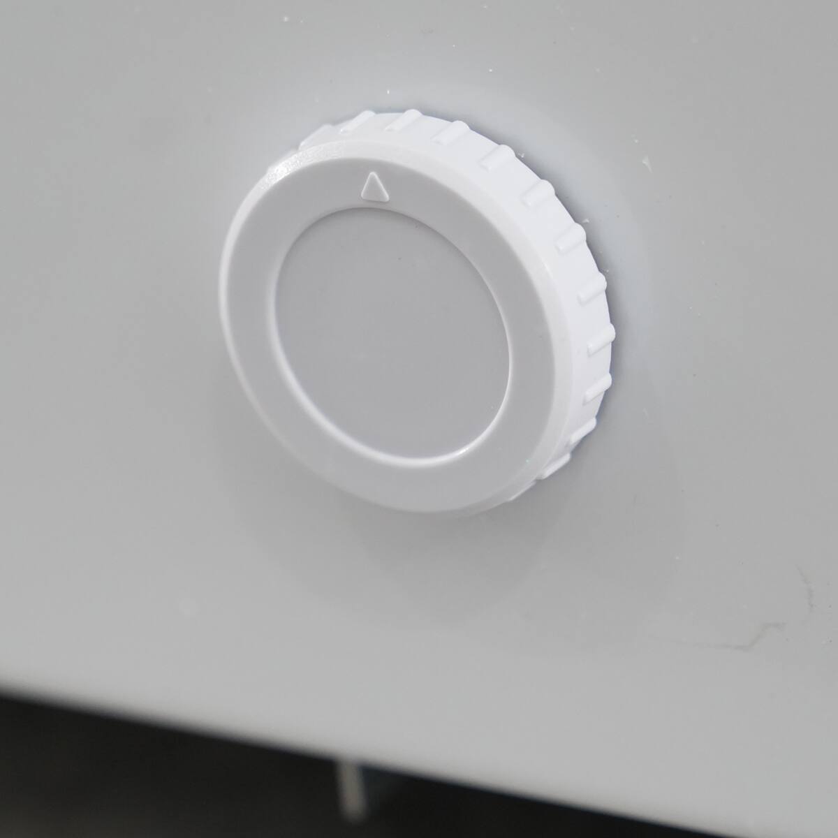 Alt View 4. Chery Life - 7.0 Cu.ft Solid Top Commercial Deep Chest Freezers with Lockable Stay-Open Lid Painted - White.