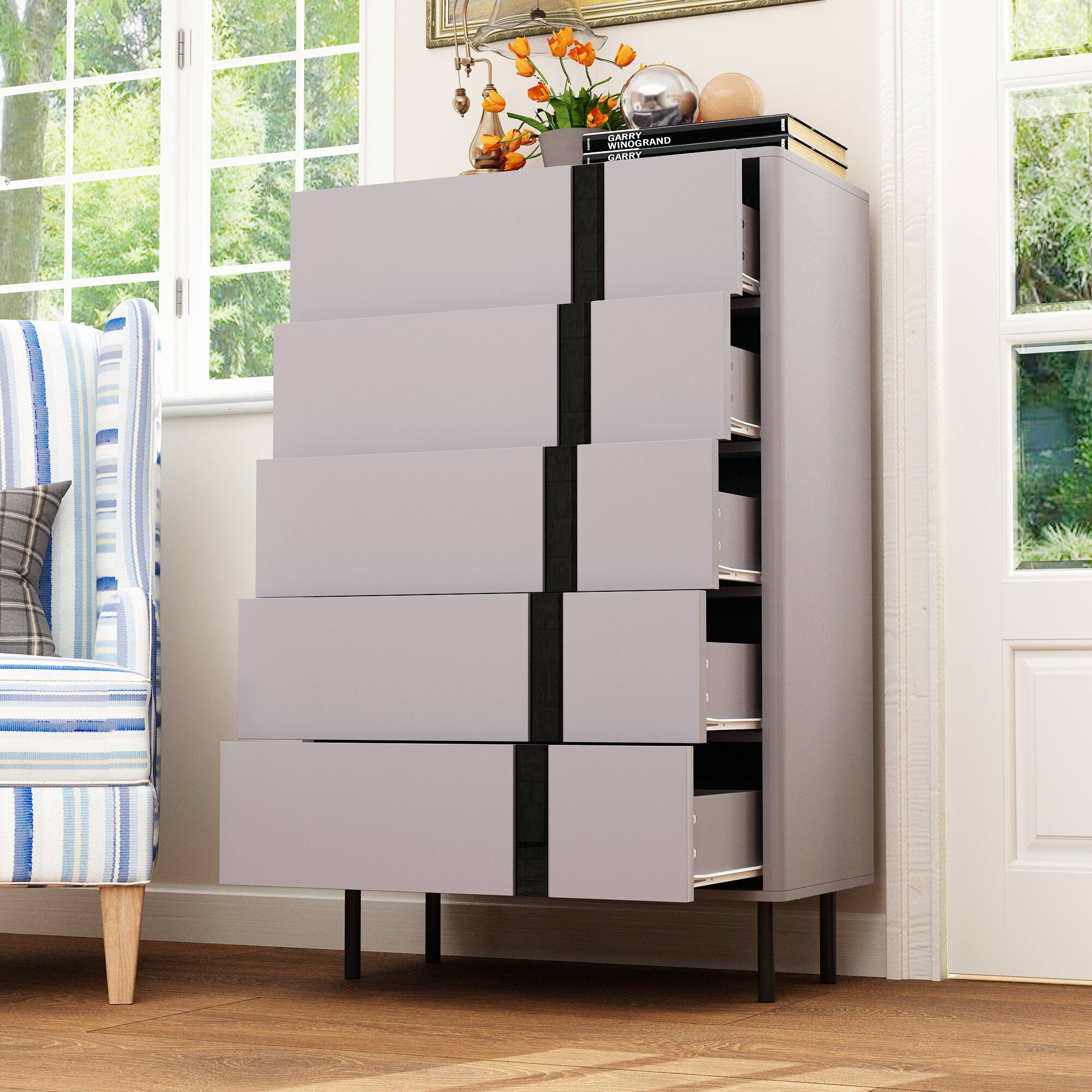 The text on the image reads "GARST GMARDOE GARRY." However, it is unclear what this text represents or its significance.