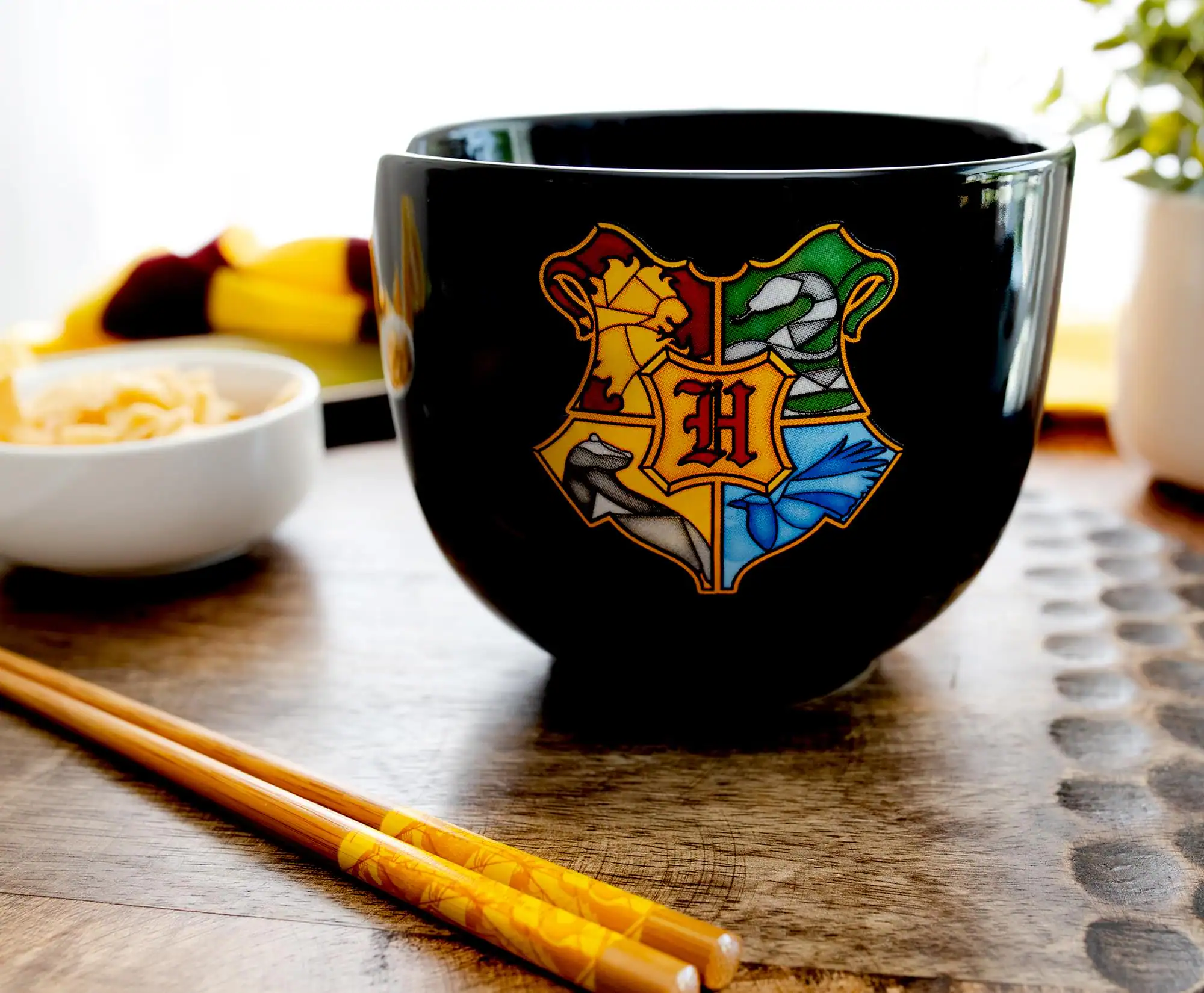 Alt View 2. Silver Buffalo - Harry Potter Hogwarts Crest 20-Ounce Ramen Bowl and Chopstick Set - Black.