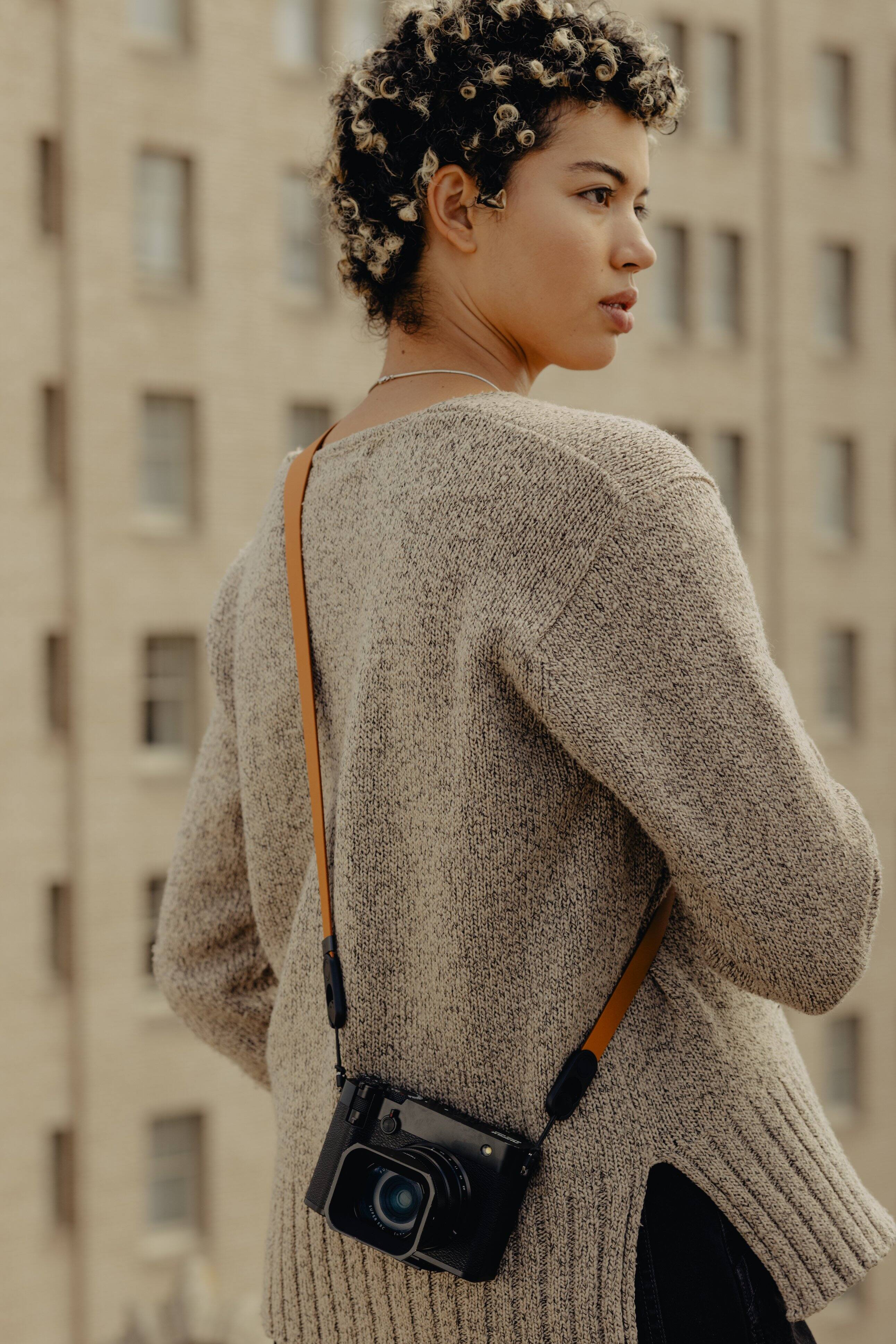 Left. Peak Design - Form Leather Camera Strap Standard Amber - Amber.