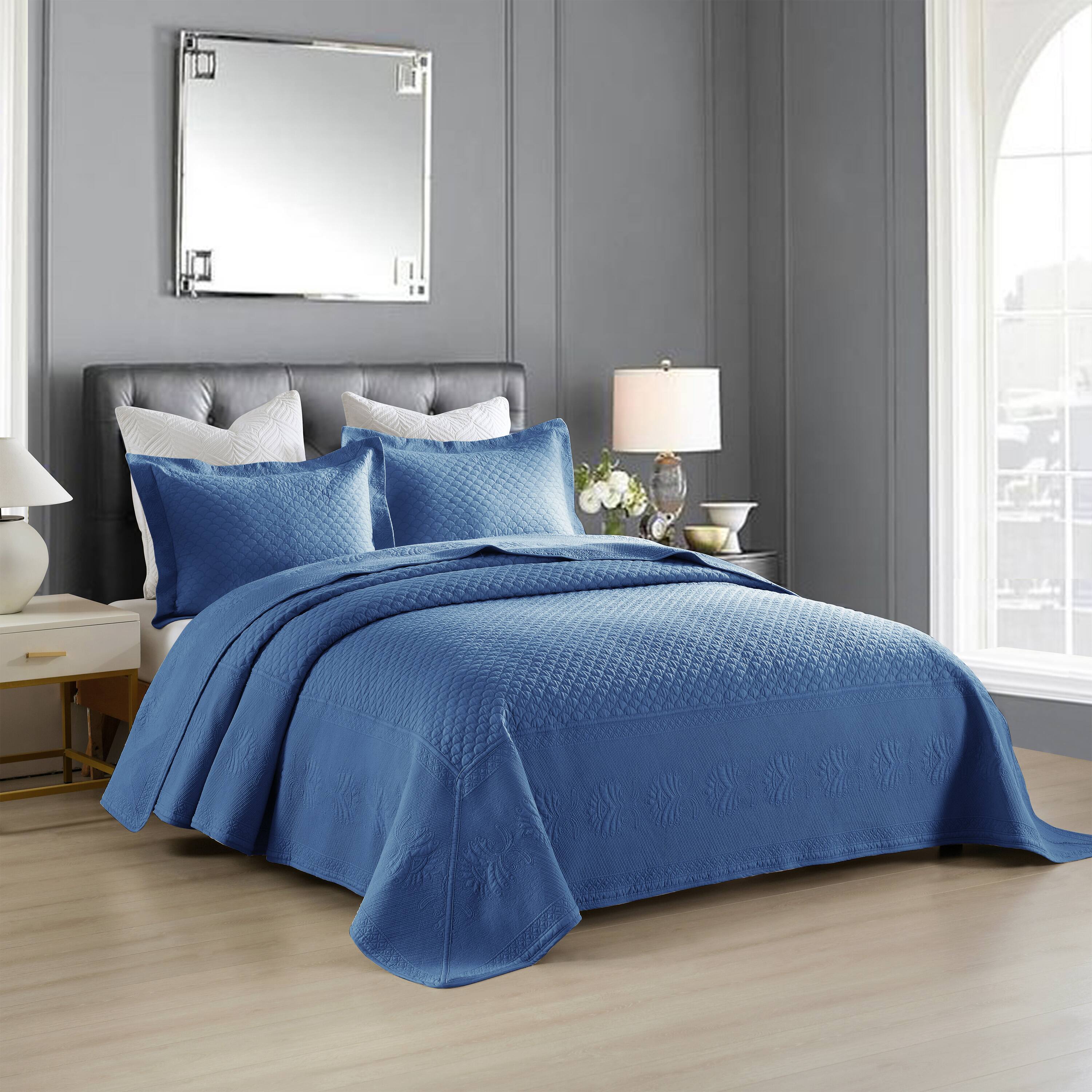 Angle. MarCielo - Marcielo 3 Piece 100% Cotton Oversized Bedspread Lightweight Quilt Set - Midtone Blue.