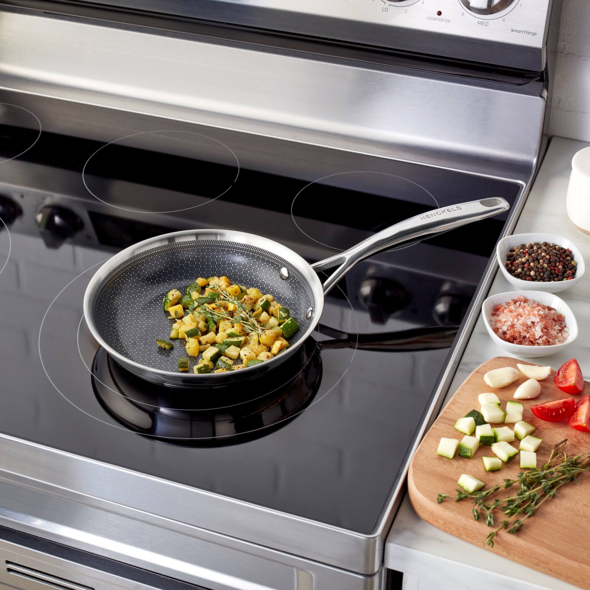 LO 2 4 COOKTOP ON 4 MEO 1 + Smerrinings HENCKELS