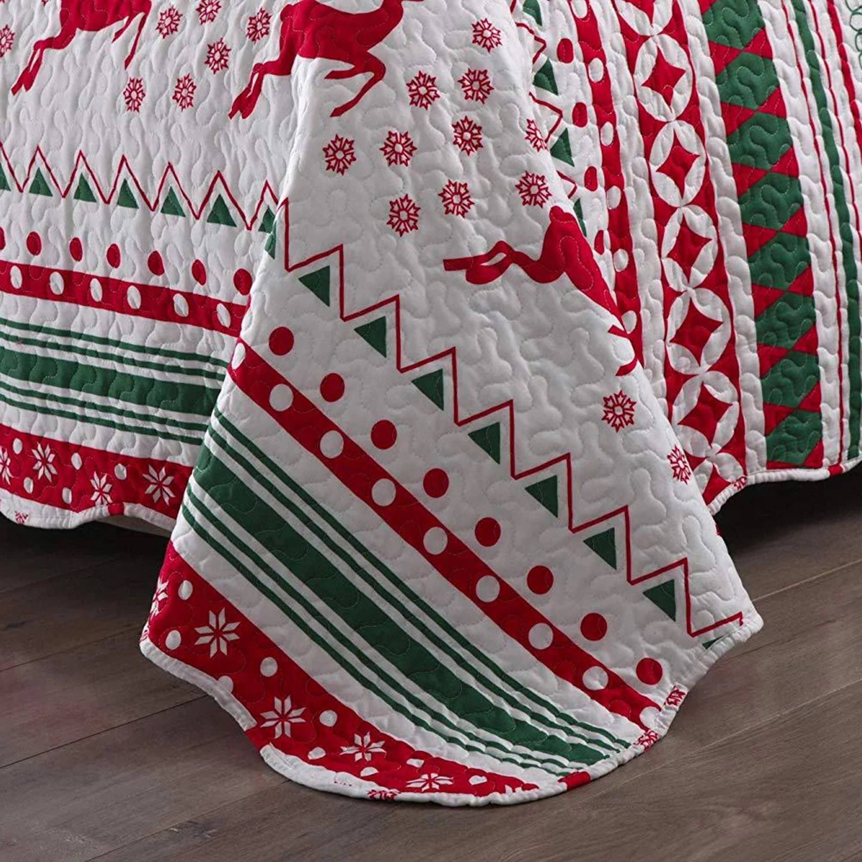 Left. MarCielo - Marcielo Christmas Snowflake Quilt Bedspread Set - Red.