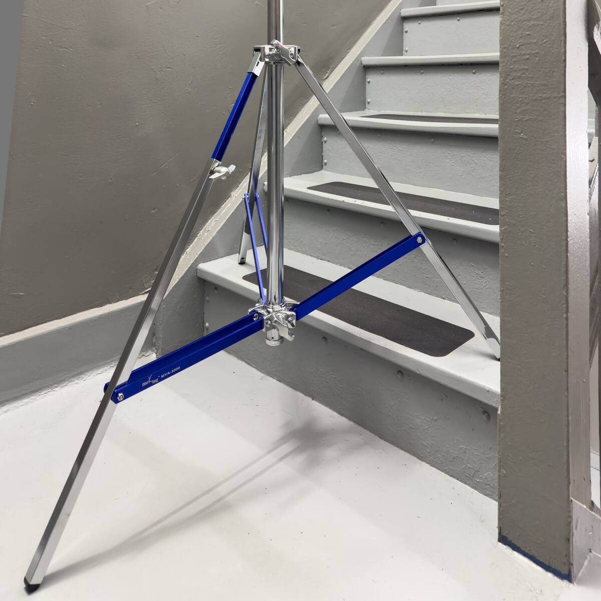 Alt View 9. Flashpoint - Flashpoint 9.9' Light Stand Pro with Leveling Leg, Silver.