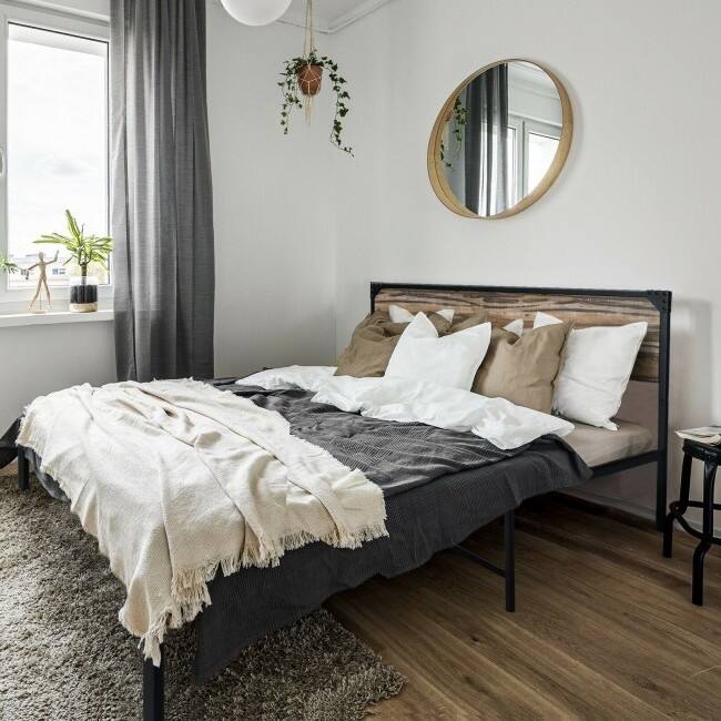 Back. Hivvago - Hivvago Rustic FarmHome Metal Wood Platform Bed Frame in Full Size - Black.