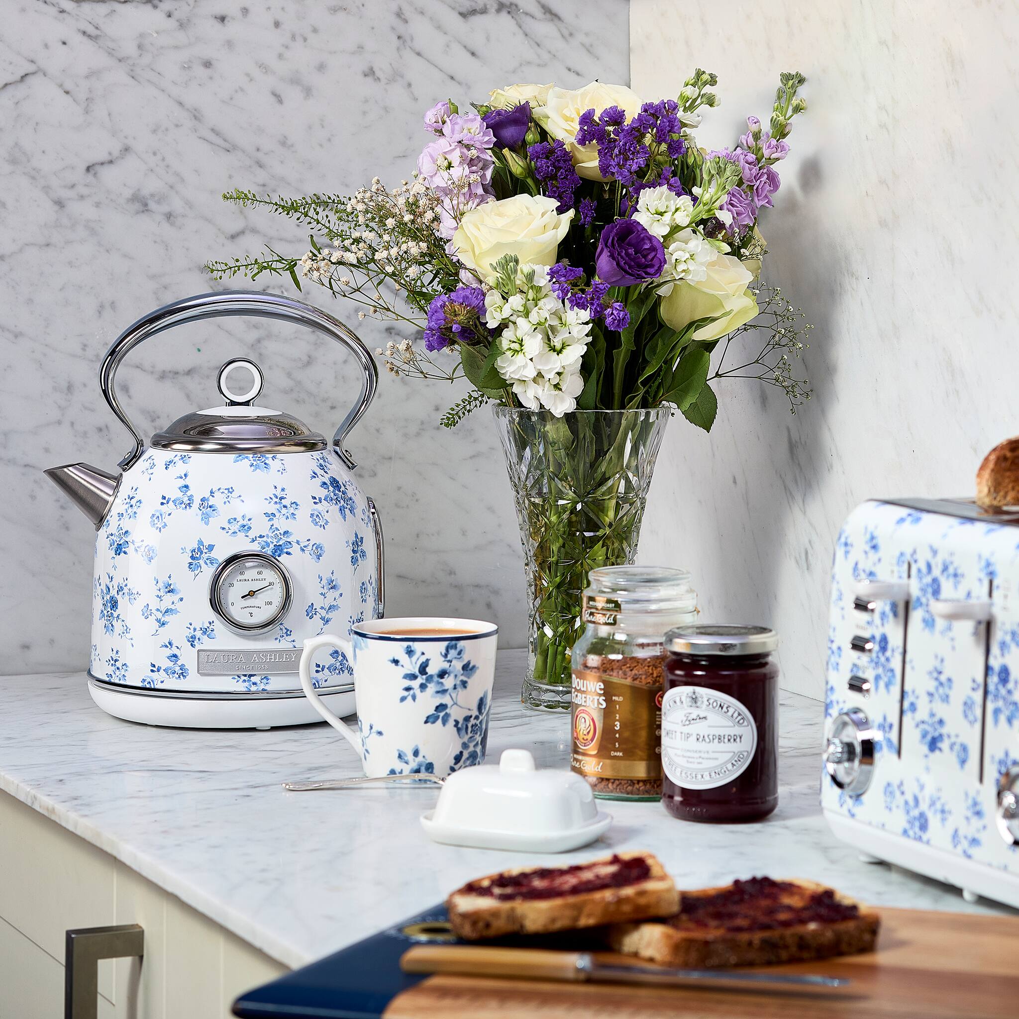 LAURA ASHLEY TEA KETTLE  
CHERRY SONSITO  
RASPBERRY OGLAD  
CISAO NOL