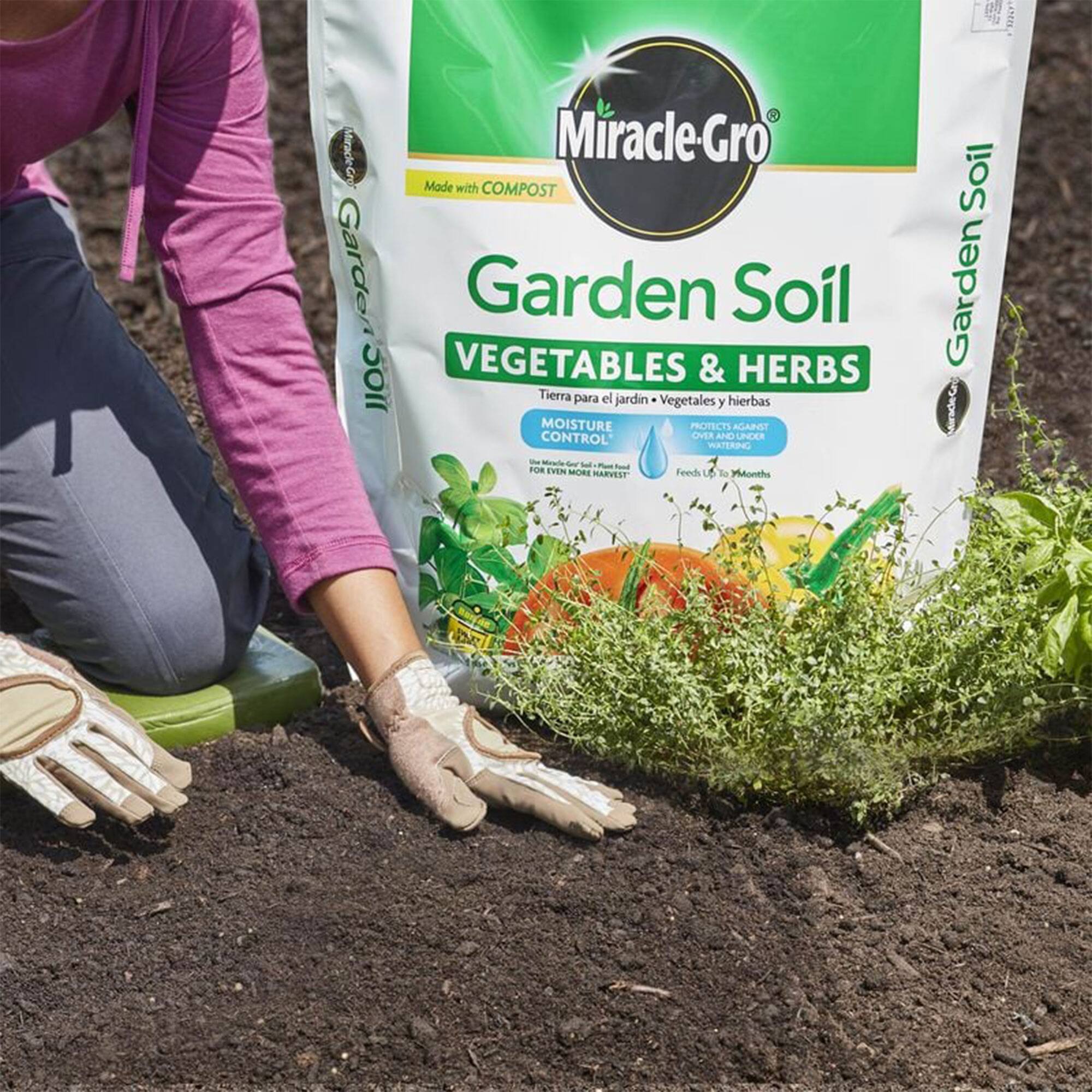 Miracle-Gro  
Made with COMPOST  
Garden Soil  
VEGETABLES & HERBS  
Tierra para el jardín - Vegetales y hierbas  
MOISTURE CONTROL  
PROTECTS AGAINST OVERWATERING  
FEEDS UP TO 6 MONTHS