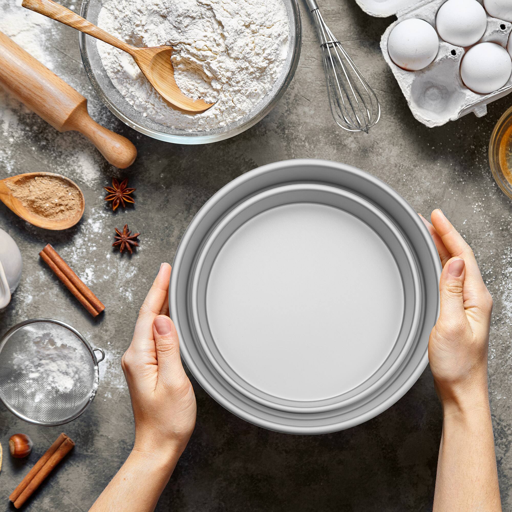 Alt View 5. Last Confection - Round Aluminum Cake Pan Sets - Silver.