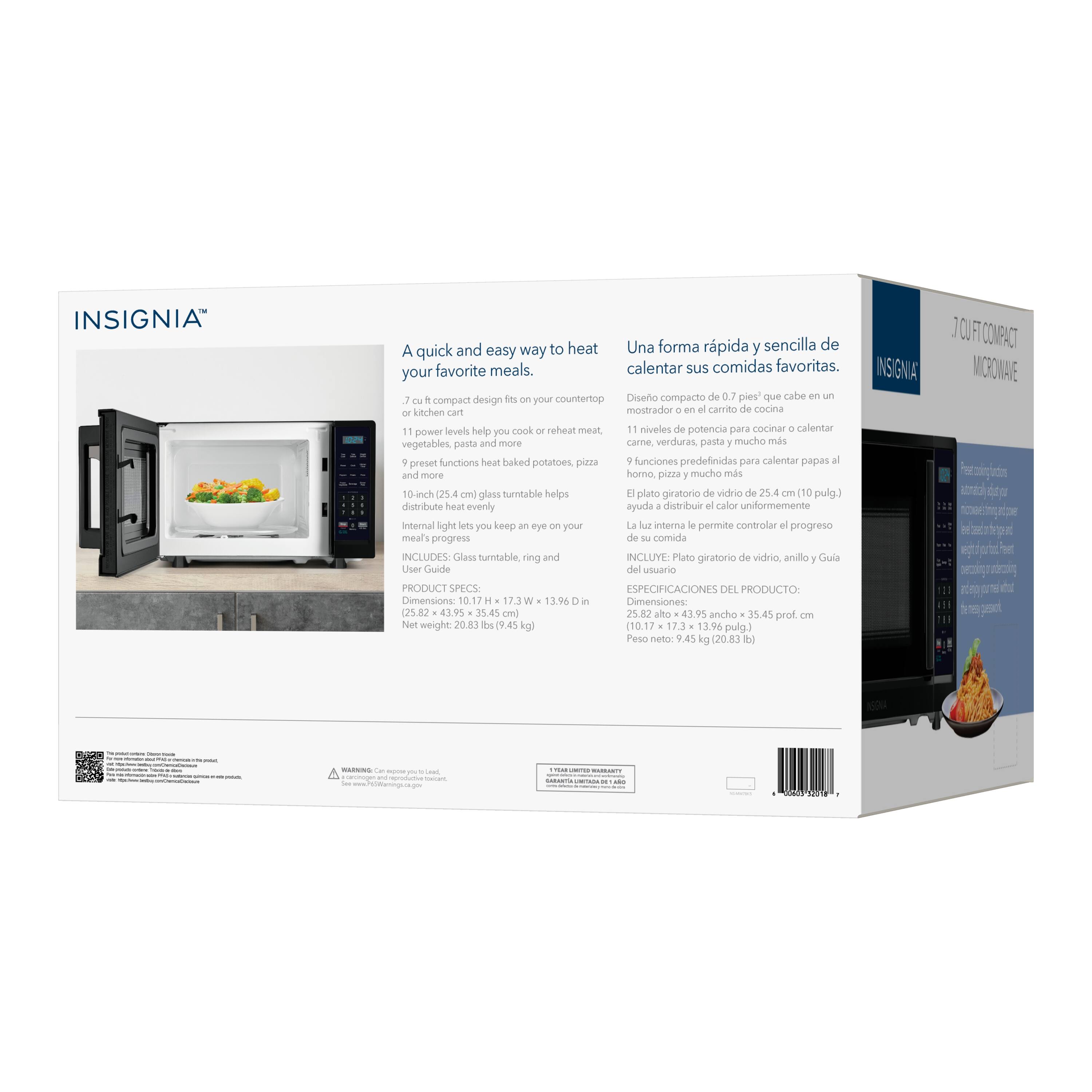 INSIGNIA

A quick and easy way to heat your favorite meals.

7. cuft compact design fits on your countertop or kitchen cart
11 power levels help you cook or reheat meat, vegetables, pasta and more
9 preset functions help you heat baked potatoes, pizza and more
10-inch (25.4 cm) glass turntable helps distribute heat evenly
Internal light lets you keep an eye on your meal's progress

INCLUDES: Glass turntable, ring and User Guide

PRODUCT SPECS:
Dimensions: 10.17 H x 17.3 W x 12.96 D (25.82 x 43.9 x 32.9 cm)
Net weight: 20.83 lbs (9.45 kg)

Una forma rápida y sencilla de calentar sus comidas favoritas.

Diseño compacto de 0.7 pies que cabe en un mostrador o en el carrito de cocina
11 niveles de potencia para cocinar o calentar carnes, verduras, pasta y más
9 funciones predefinidas para calentar papas al horno, pizza y muchos más
Plato gir