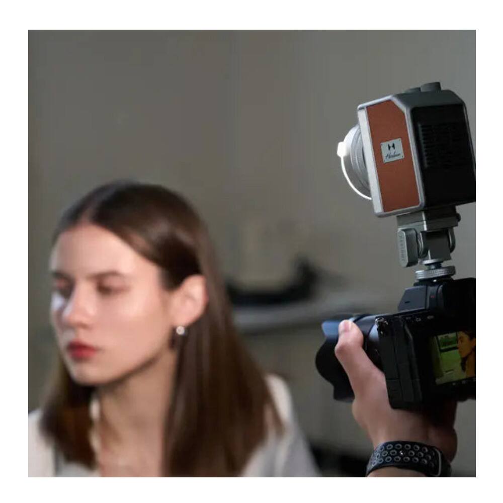 Left. Harlowe - Harlowe Mini II 20W Portable Camera Light with Bi-Color 2700-6500K (Creator Kit) - Silver.