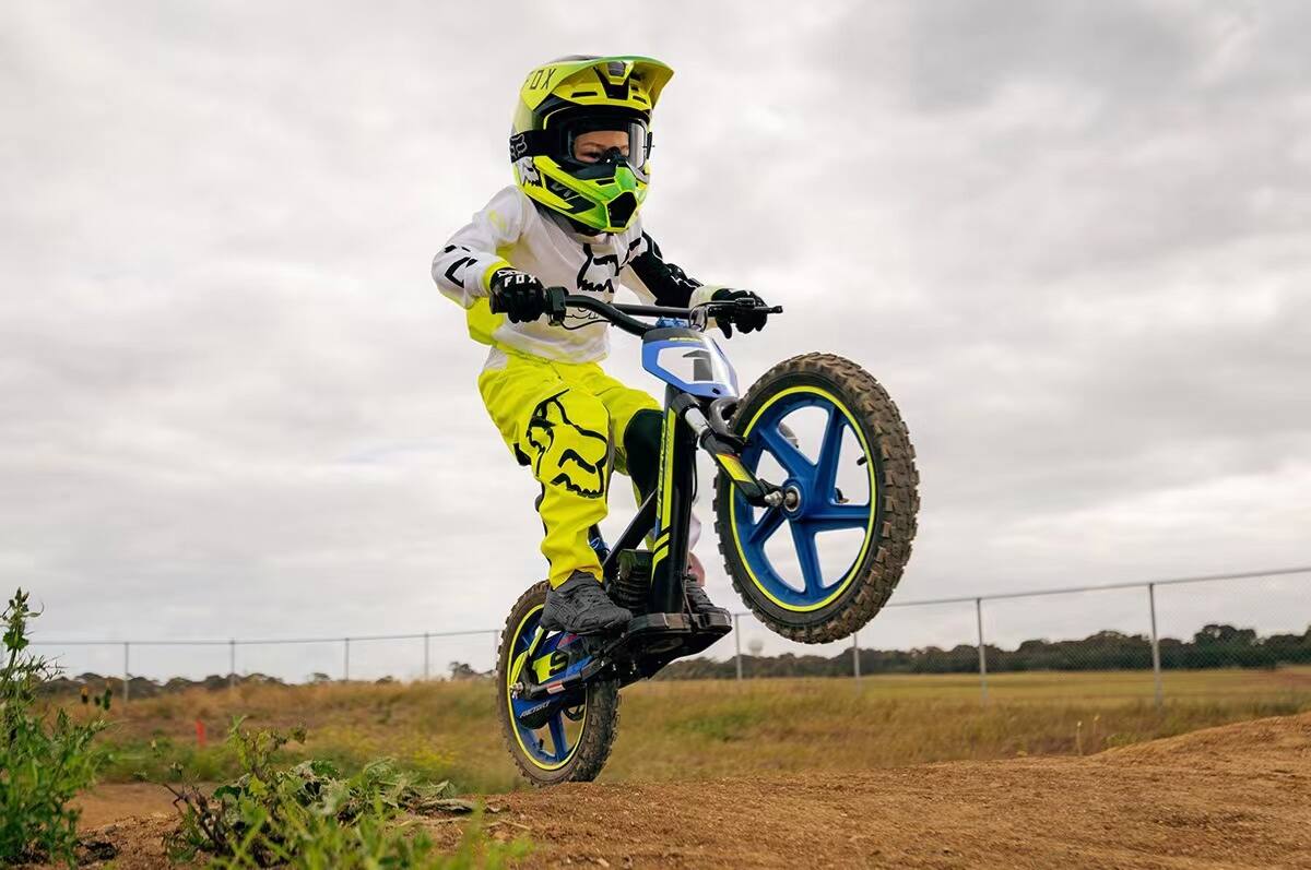 Alt View 9. Voltaic - Voltaic Kids Electric Dirt Bike 12'' Cub - GREEN.