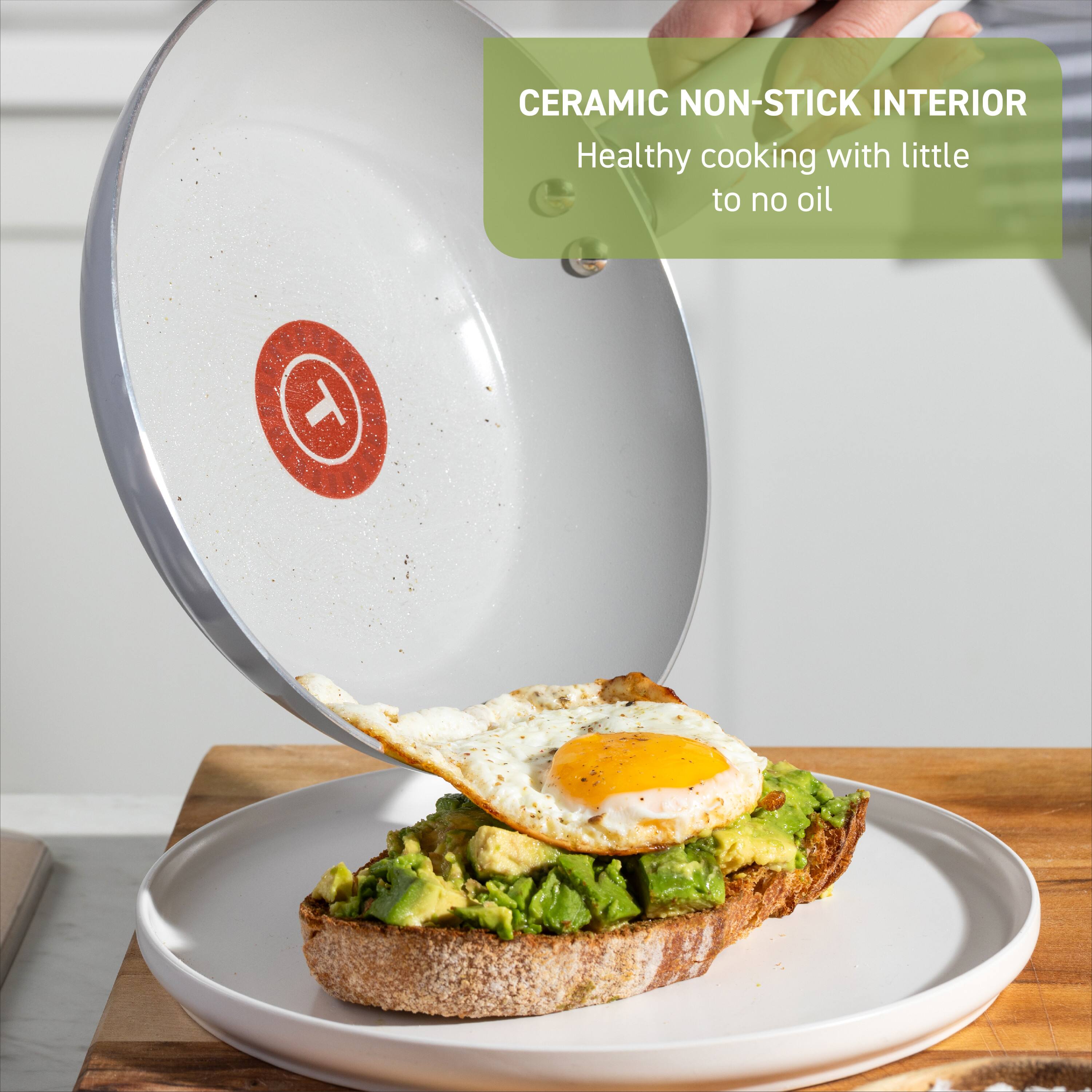 CERAMIC NON-STICK INTERIOR  
Healthy cooking with little to no oil