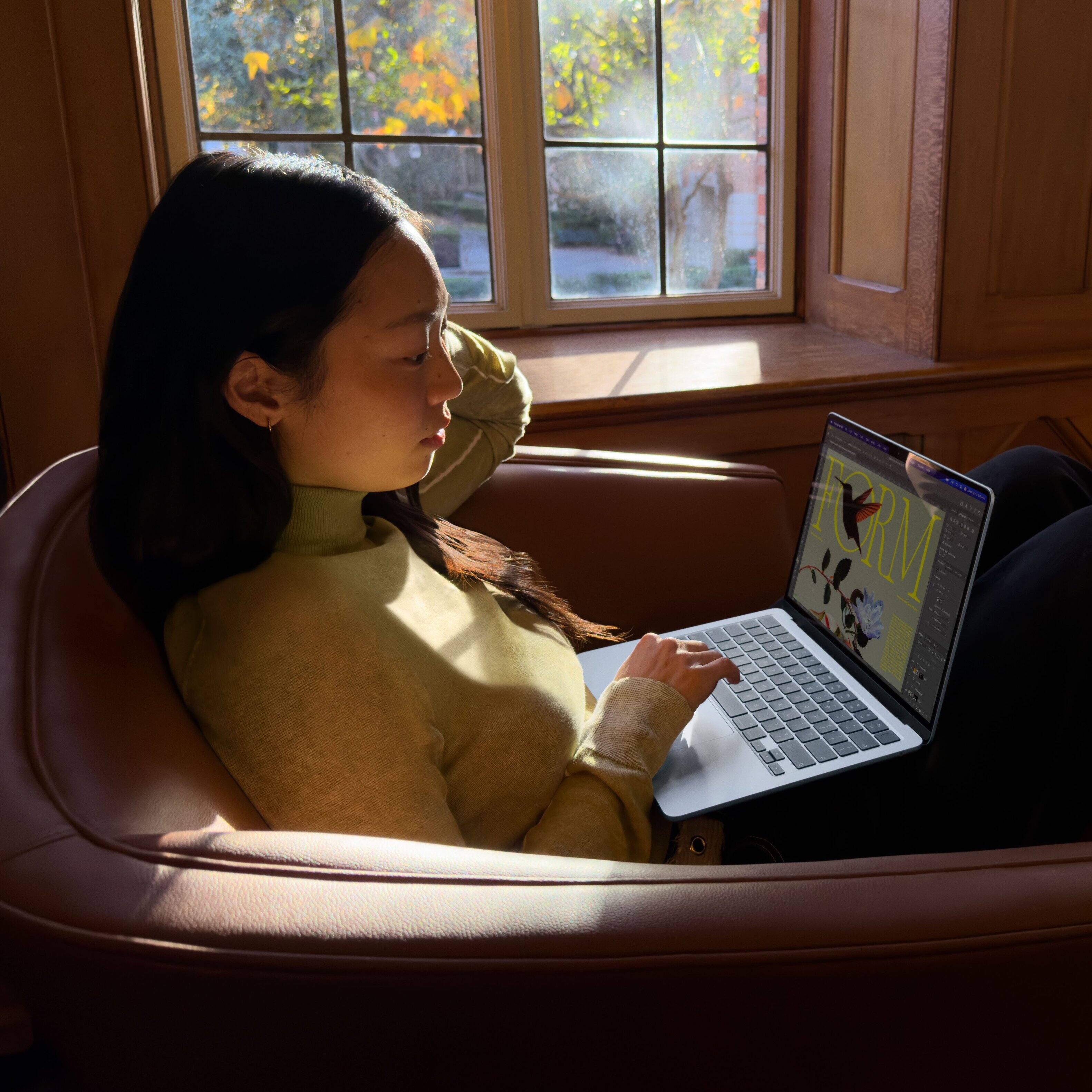 Alt View 6. Apple - 13-inch MacBook Air - Apple M5 chip with 10-core CPU and 10-core GPU - 16GB Memory - 1TB SSD - Starlight.