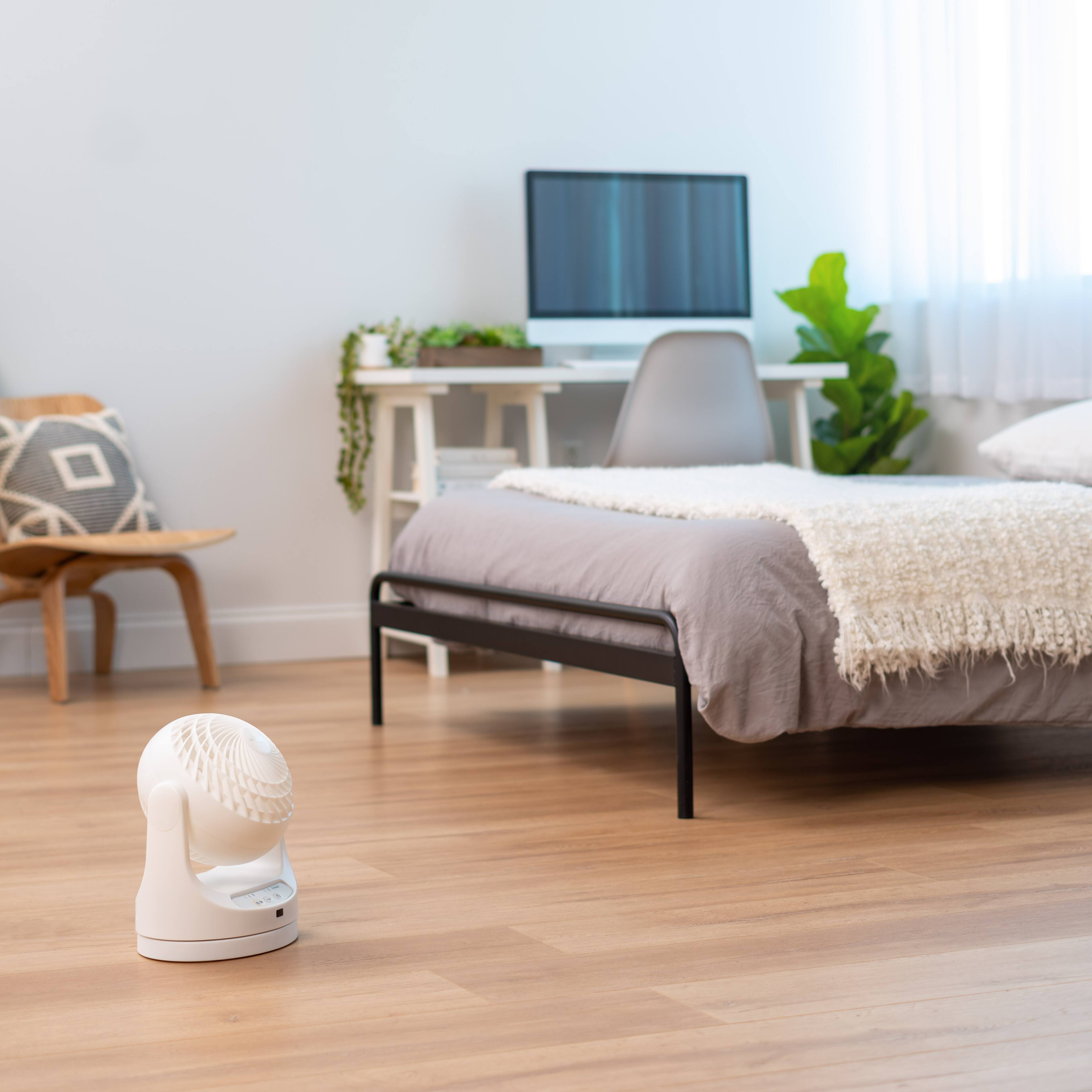 Alt View 6. IRIS USA - IRIS WOOZOO Medium Oscillating Air Circulator Fan with Remote Control, White.