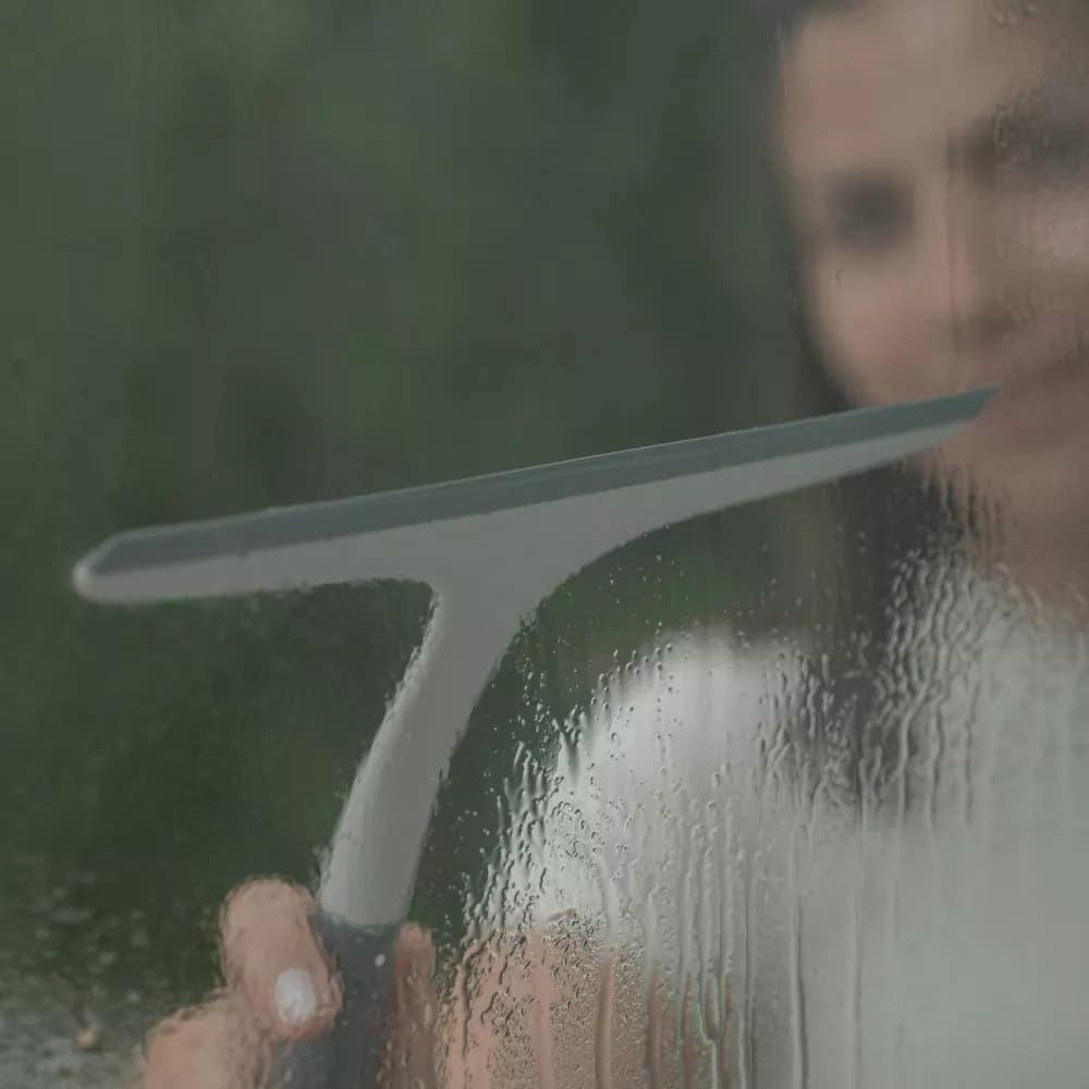 Porte coulissante en verre avec poignée, finition satinée unilatérale