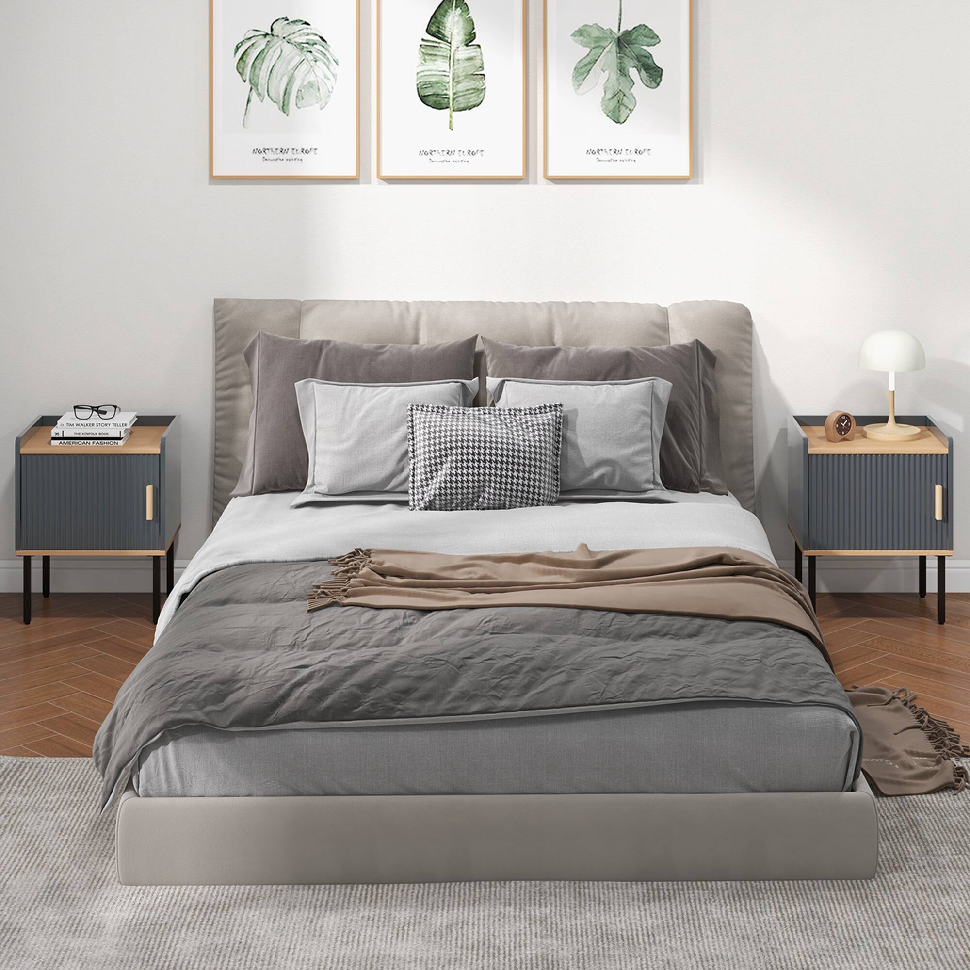 The text on the image reads "NE - tw/T / -e de tu't - nea : 4T -  .. : - : -E ADO ADO." However, this text is not in any recognizable language and does not provide any meaningful information about the image.