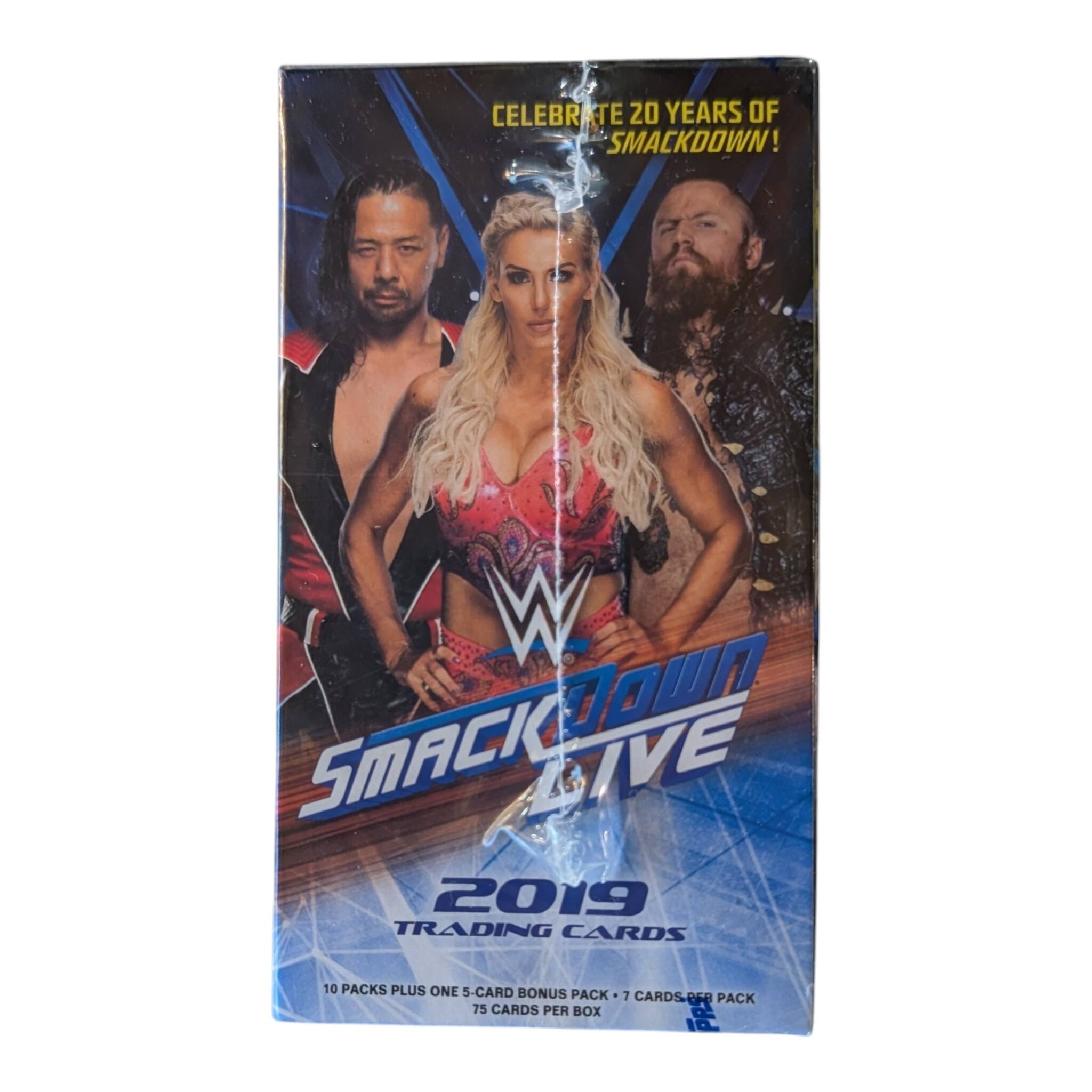CELEBRATE 20 YEARS OF SMACKDOWN!  
SMACKDOWN LIVE  
2019 TRADING CARDS  
10 PACKS PLUS ONE 5-CARD BONUS PACK  
7 CARDS PER PACK  
75 CARDS PER BOX
