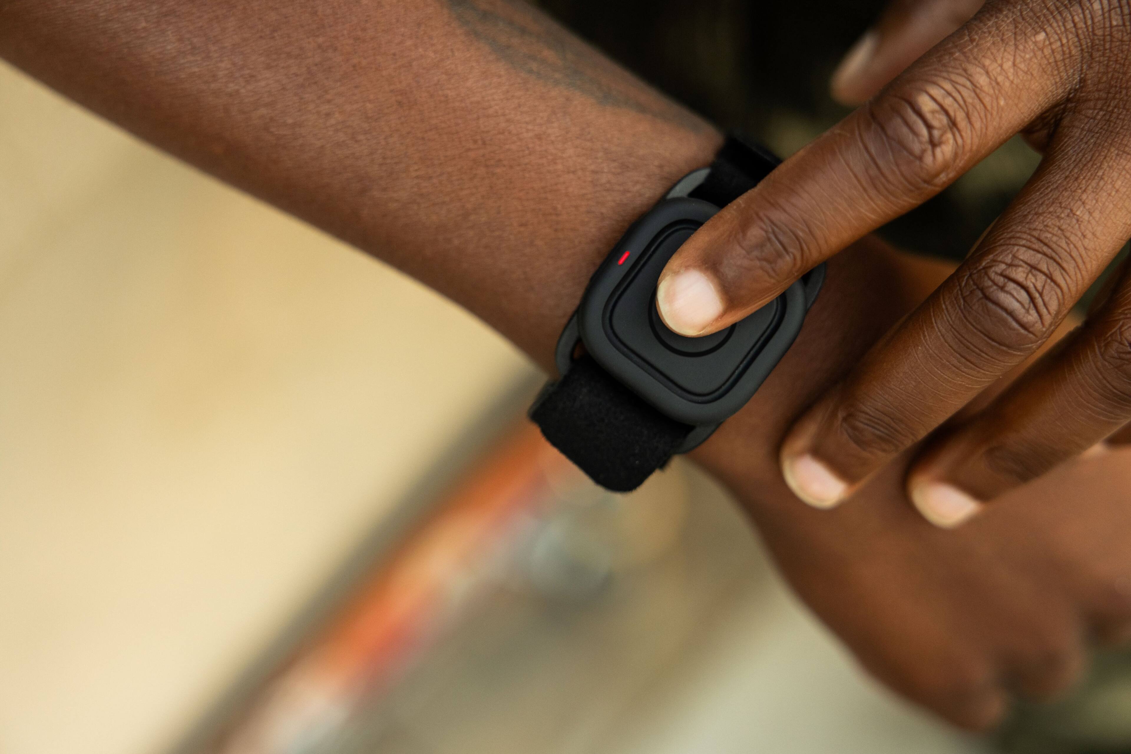 Left. GoPro - Waterproof Shutter Remote for HERO13 Black, HERO12 Black, HERO11 Black, HERO11 Black Mini, HERO - Black.