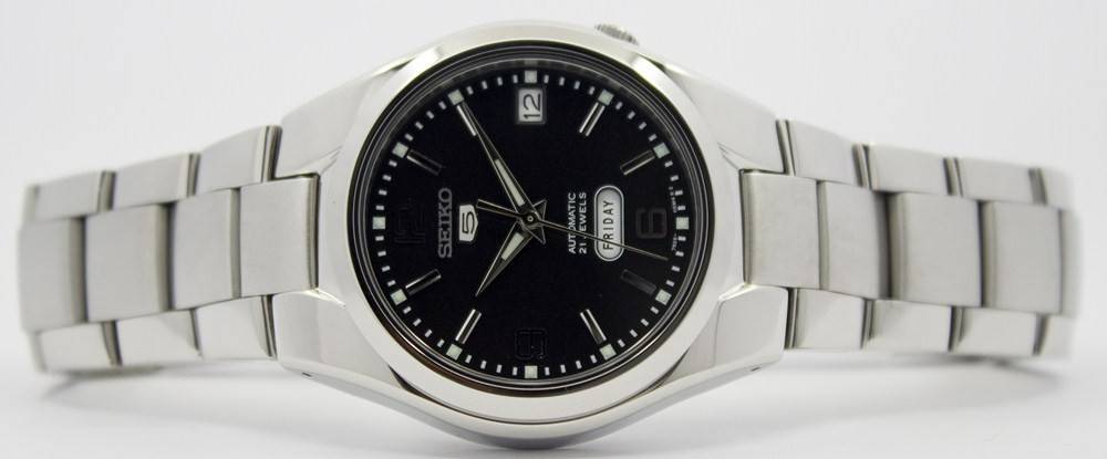 SEIKO 5  
AUTOMATIC  
21 JEWELS  
FRIDAY  
DATE