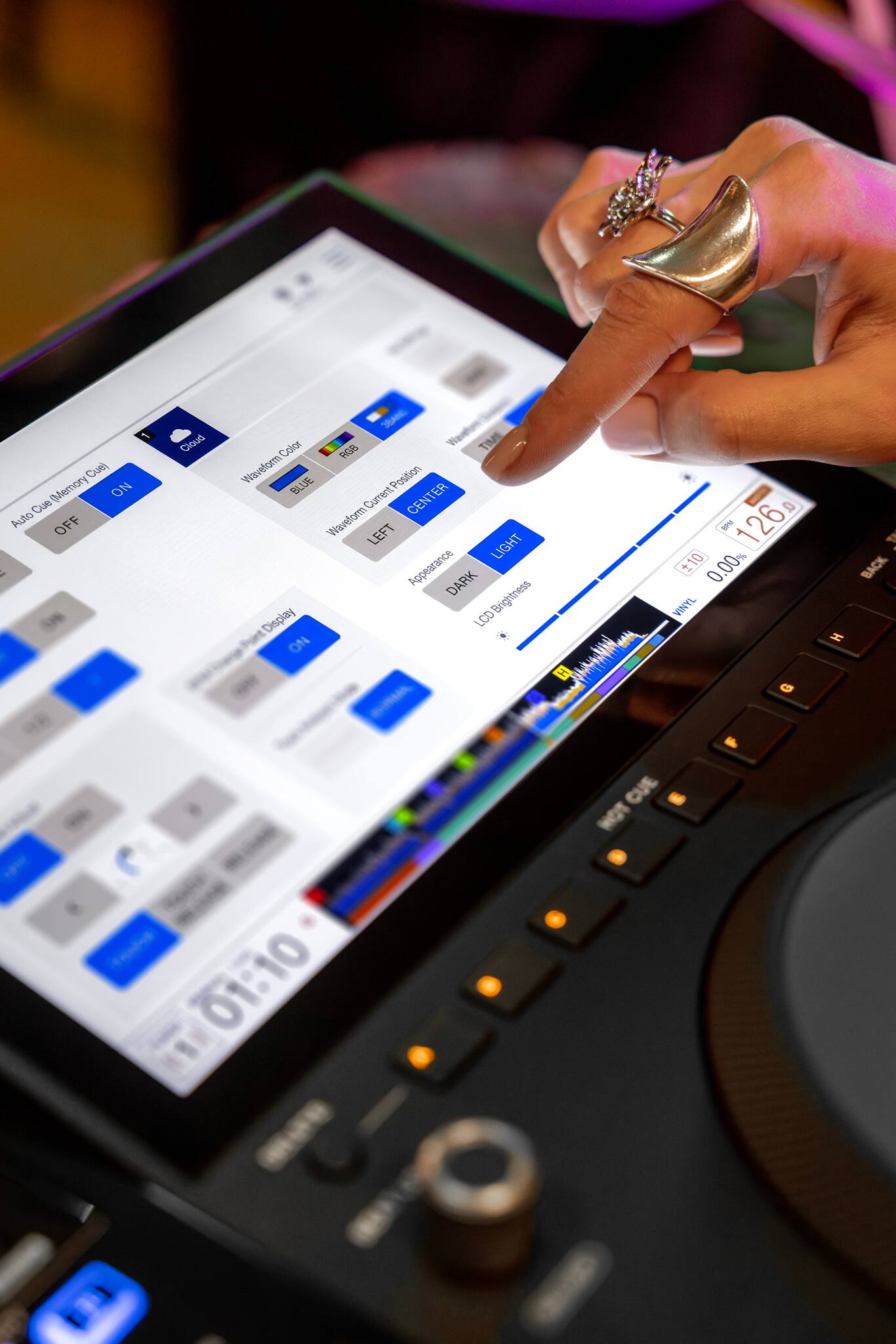Cue) (Memory ON Cue Auto OFF  
Cloud  
38AM2 Color RGB TIME Waveform BLUE Position Current CENTER Waveform LEFT LIGHT Appearance DARK LCD Brightness Display NO MADA H MINACAL  
orkz 126.0 10 0.00% VINYL  
BACK H  
CUE  
01:10