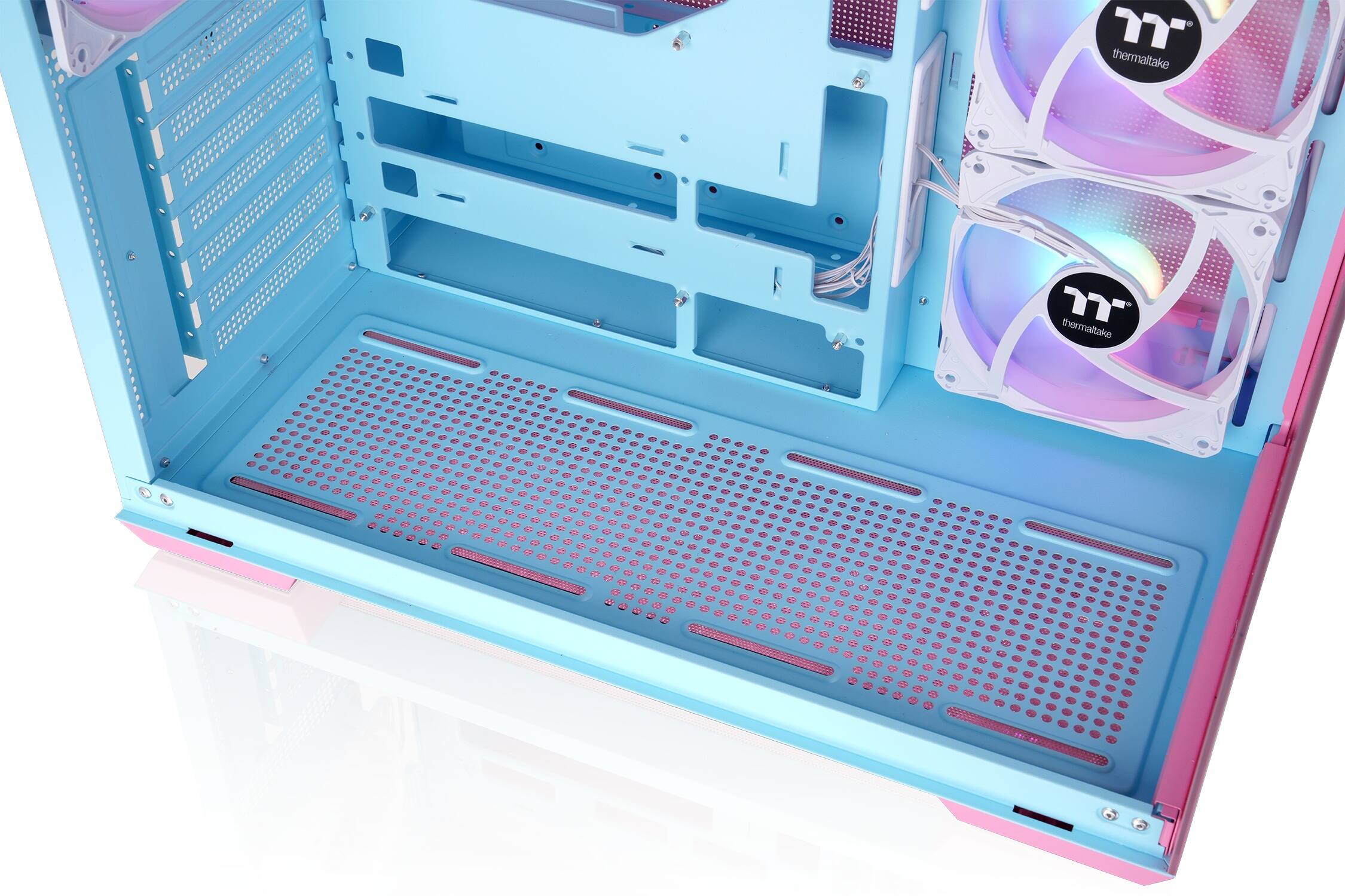 The text on the image reads "thermaltake thermaltake". This is a repetition of the same word, which is not correct. The correct text should be "thermaltake".