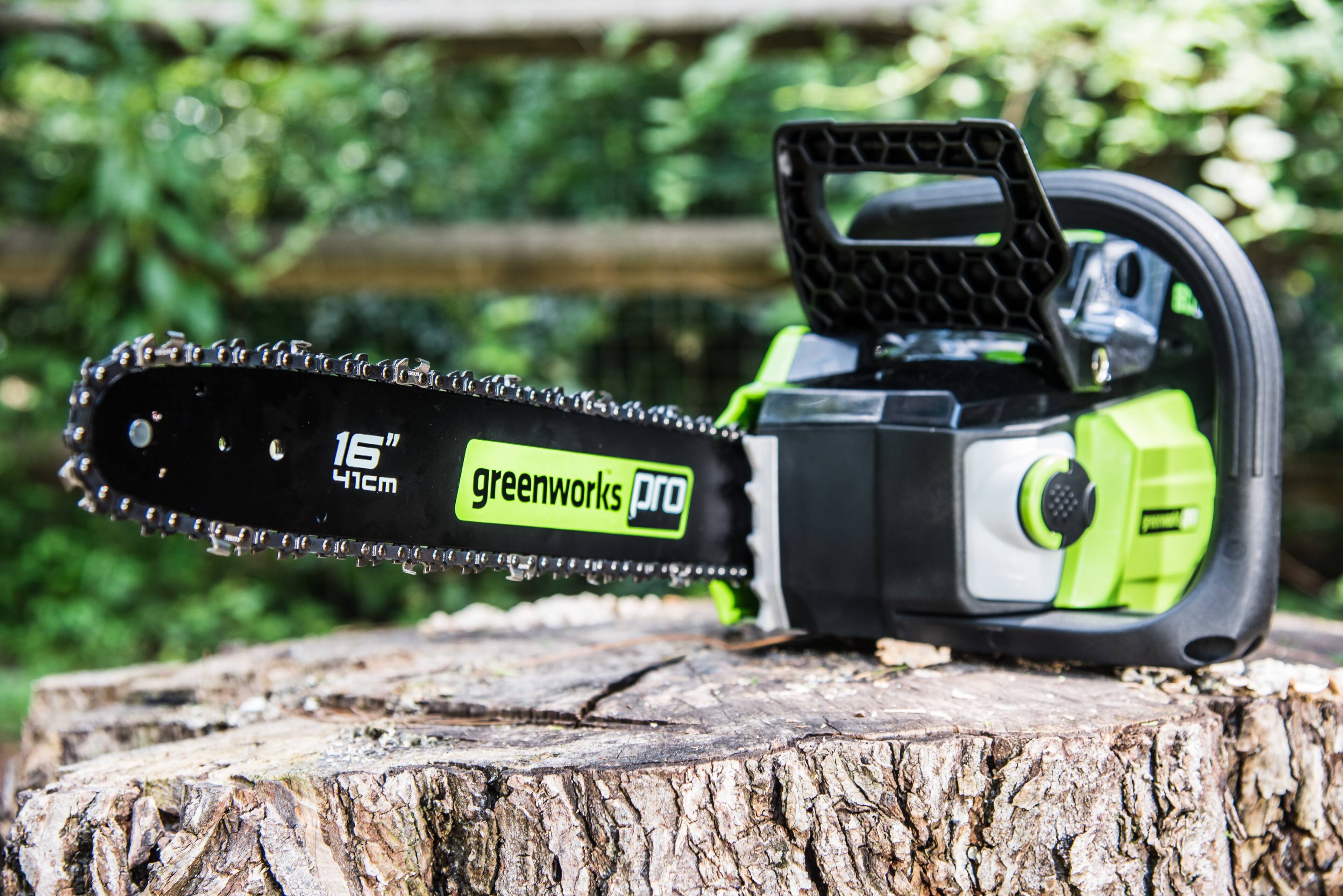 The text on the image reads "16" 41cm greenworks pro." This indicates that the chainsaw is a 16-inch (41 cm) model from the Greenworks Pro series.