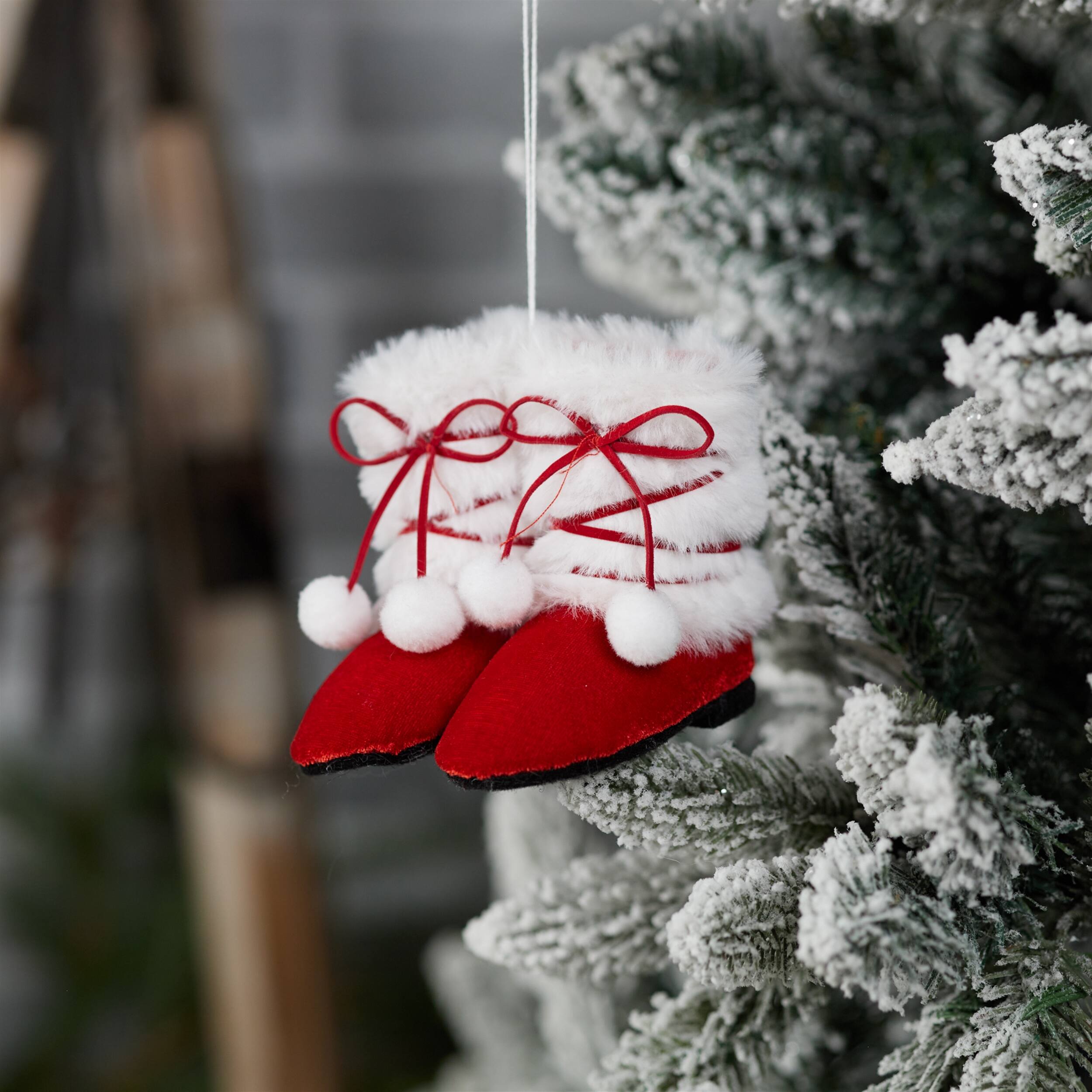 Angle. BreeBe - Festive Snow Shoe Ornament (Set of 4) - Red, White.