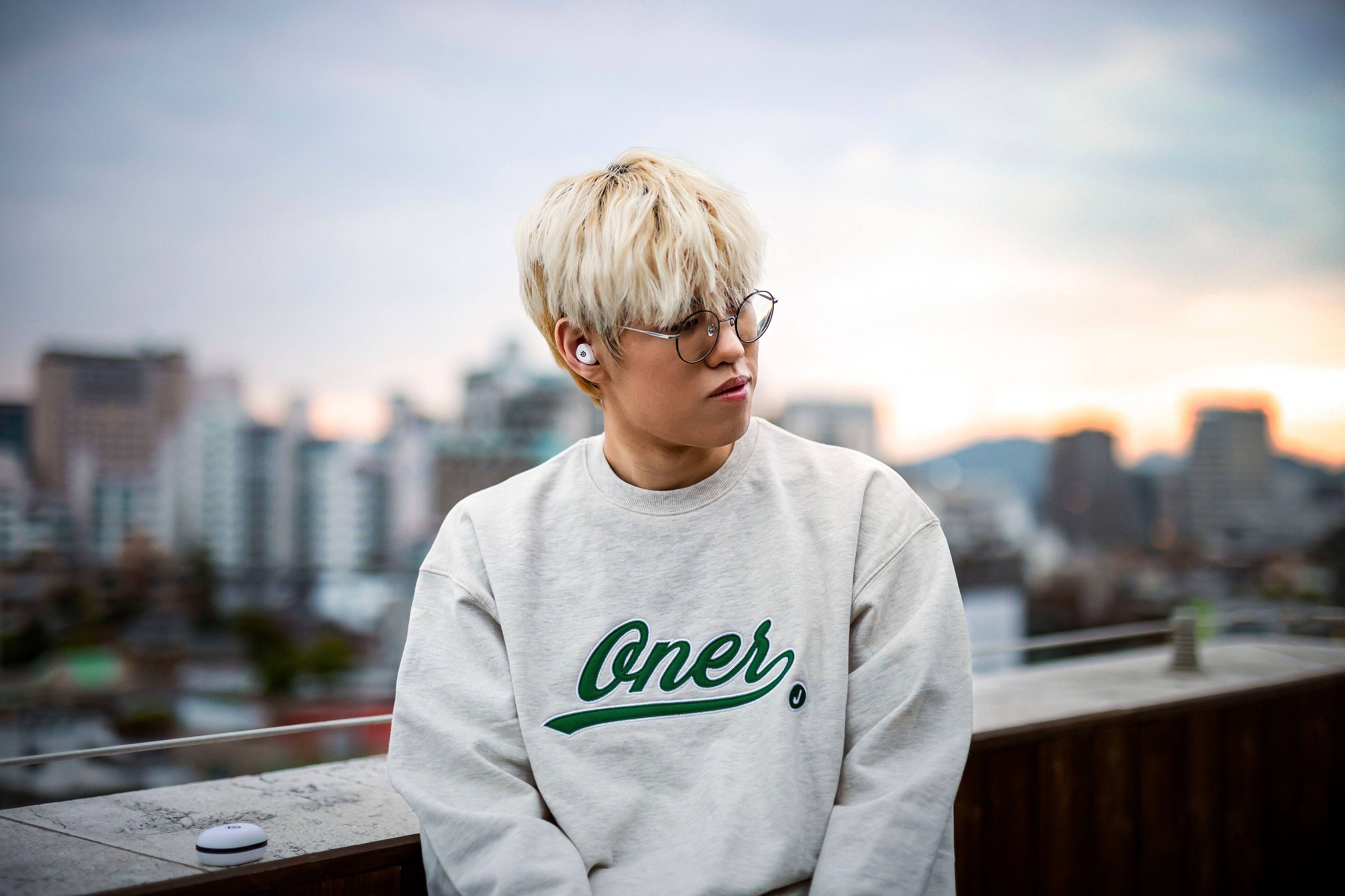 Alt View 17. SteelSeries - Arctis GameBuds True Wireless Noise Cancelling Gaming Earbuds for PS5, PS4, PC, Switch - White.