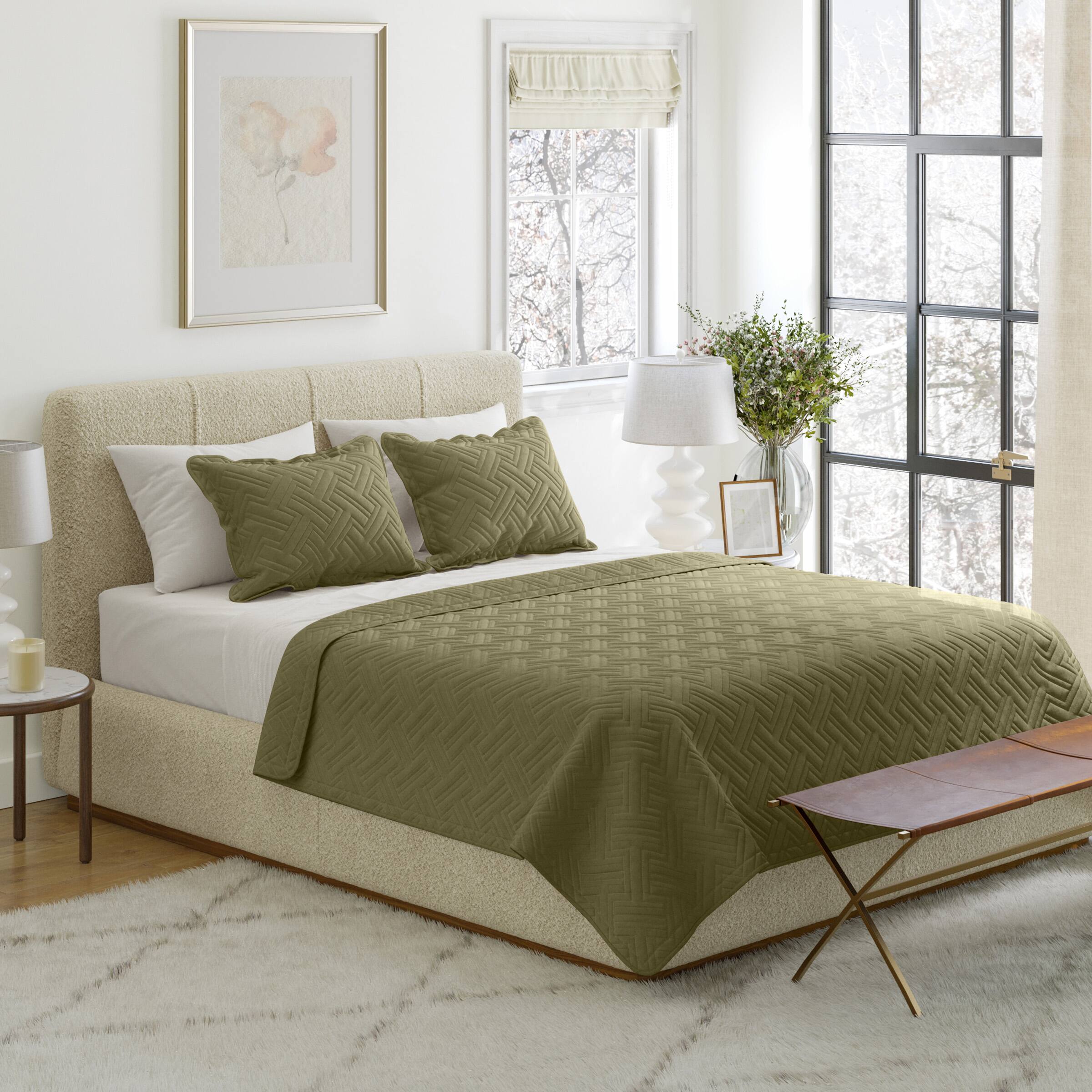 Angle. Lavish Home - 3PC King Quilt Set with Shams - Olive Green.