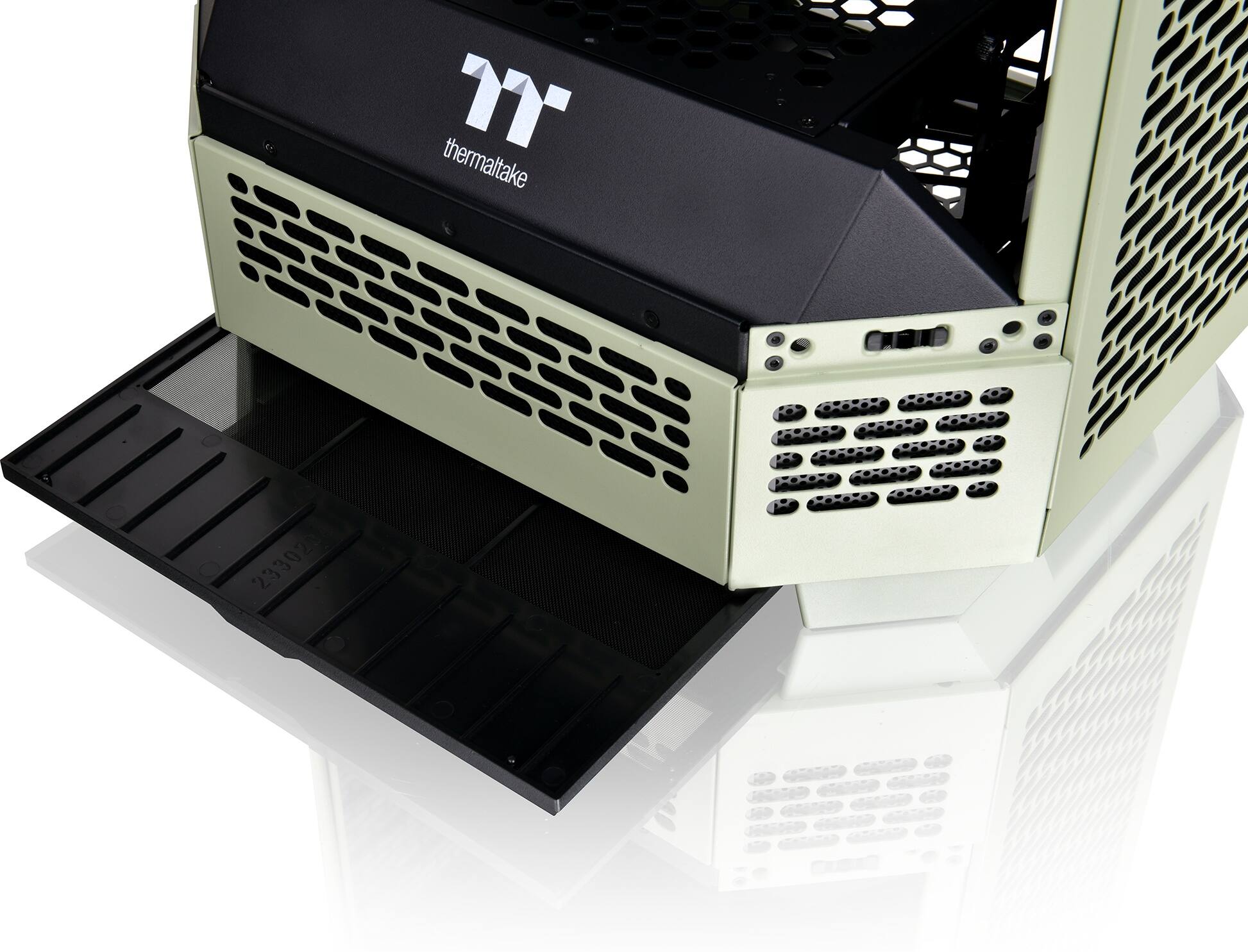 The text on the image reads "thermaltake 233020."