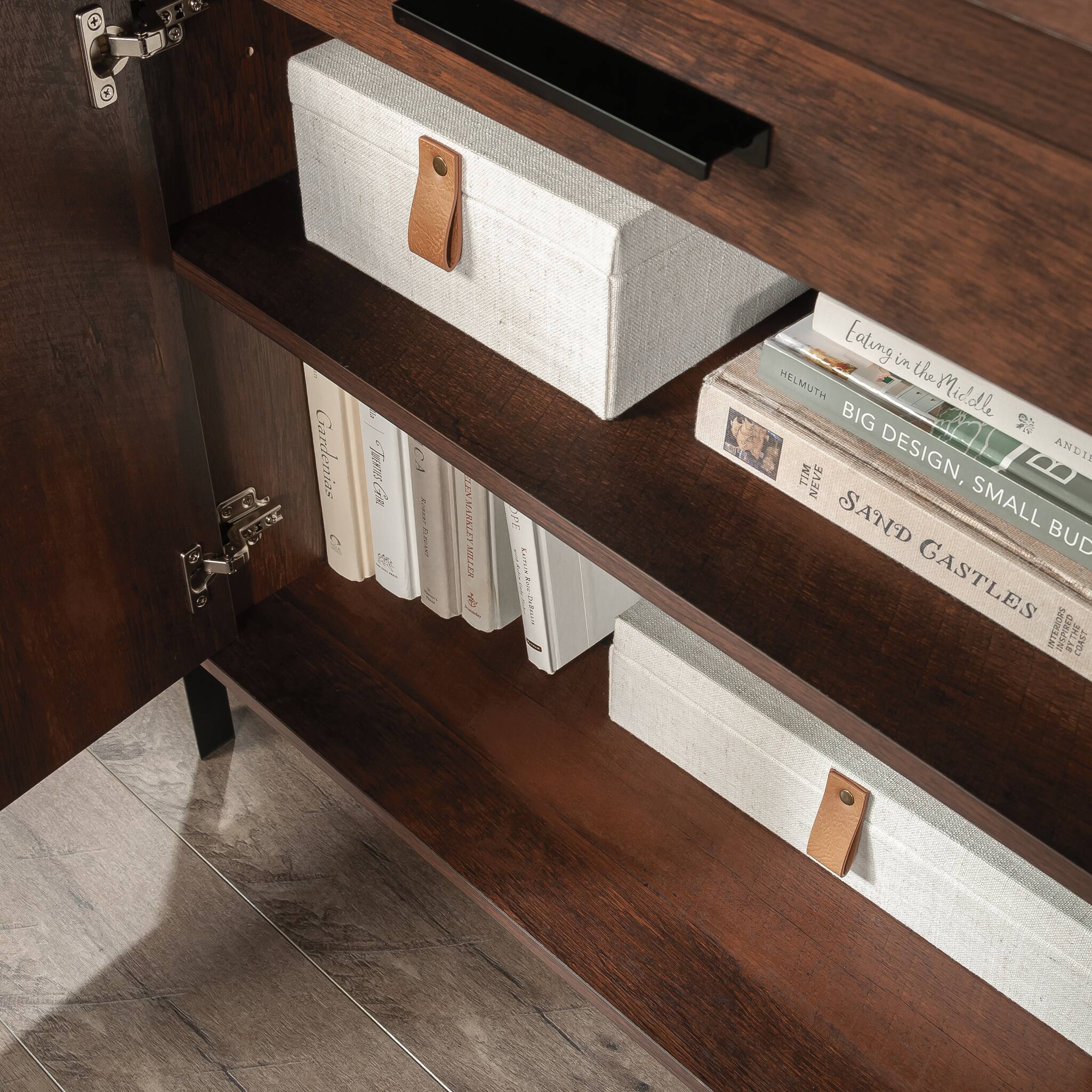 Gardenias  
FueesCia CA TRRLTN MUZER & OPE 1 Ealung in HELMUTH the BIG Middle DESIGN, ANEI TIM NEVE SAND SMALL BUD GASTLES ENTERDRS AT SE iT 381.A8 i CUAST

Corrected text based on the image:

Gardenias  
FueesCia CA TRRLTN MUZER & OPE 1 Ealung in HELMUTH the BIG Middle DESIGN, ANEI TIM NEVE SAND SMALL BUD GASTLES ENTERDRS AT SE iT 381.A8 i CUAST

Books on the shelf:
1. Gardenias
2. Thomas Cole
3. C. E. C. E. E. E.
4. E. E. E. E.
5. HELMUTH
6. BIG DESIGN, SMALL BUDGET
7. SAVED GASTLES
8. Eating in the Middle
9. ANDREW