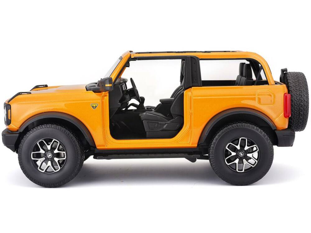Alt View 3. Maisto - 2021 Ford Bronco Badlands Orange Metallic "Special Edition" 1/18 Diecast Model Car by Maisto.