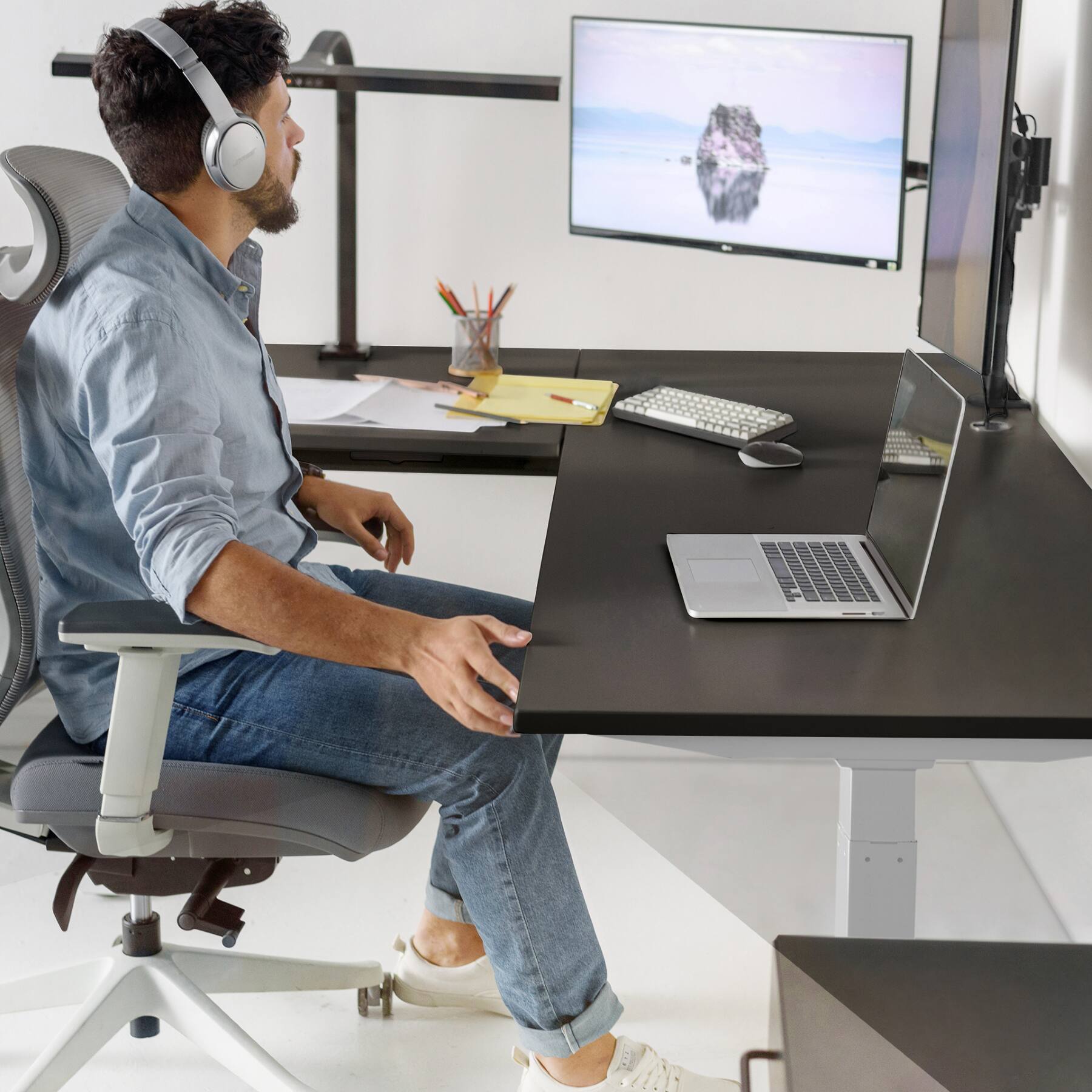 Alt View 2. Autonomous - Autonomous Desk 2 L-Shaped Standing Desk Triple Motor 77 x 64 - White-Black.