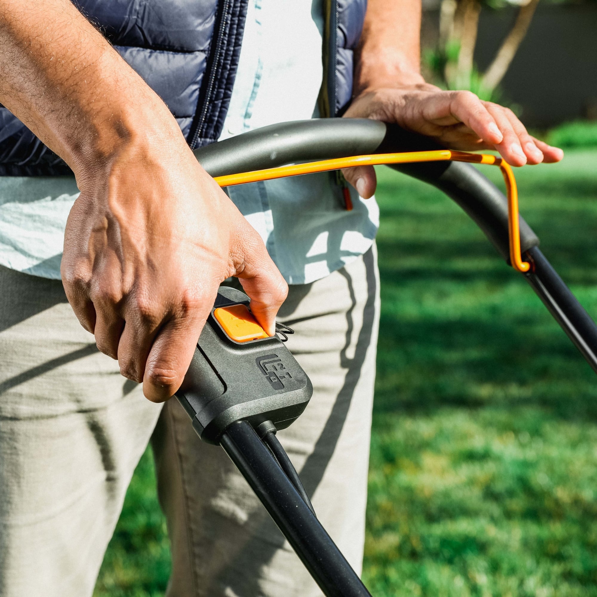 Alt View 15. WORX - WG743 40V 17" Walk Behind Lawn Mower with Grass Collection Bag and Mulcher (2 x 4.0 Ah Batteries and 1 x Charger) - Black.