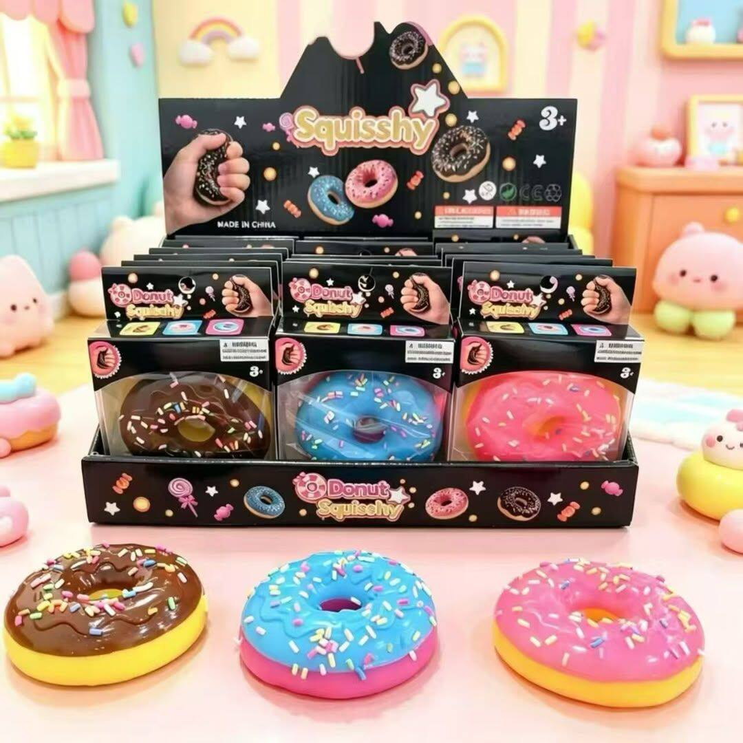 Squisshy  
3+  
MADE IN CHINA  
Donut Squischy  
Donut Squishy  
Gu Donut Squischi  
HOURLERS  
8  
g  
Donut Squischy