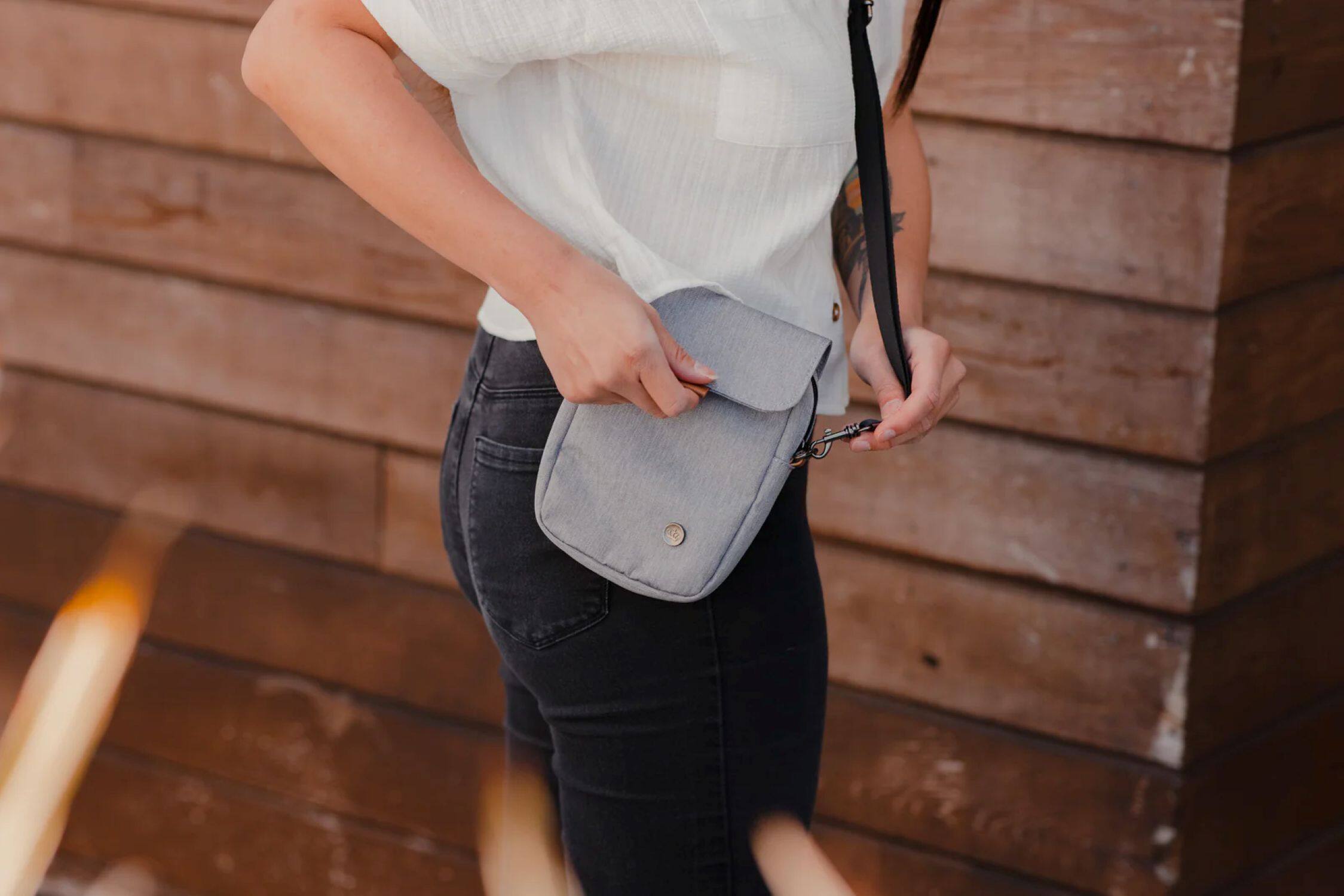 Alt View 4. PKG - Burrard Crossbody Slingbag - Gray.