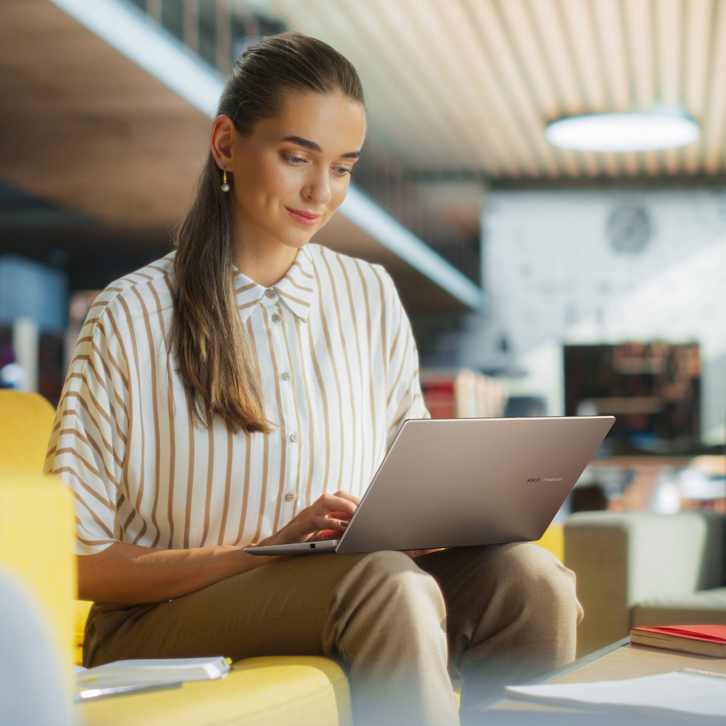 Alt View 6. ASUS - Vivobook 14 14" FHD Laptop - Copilot+ PC - AMD Ryzen AI 7 350 with 16GB Memory - 512GB SSD - Platinum Gold.