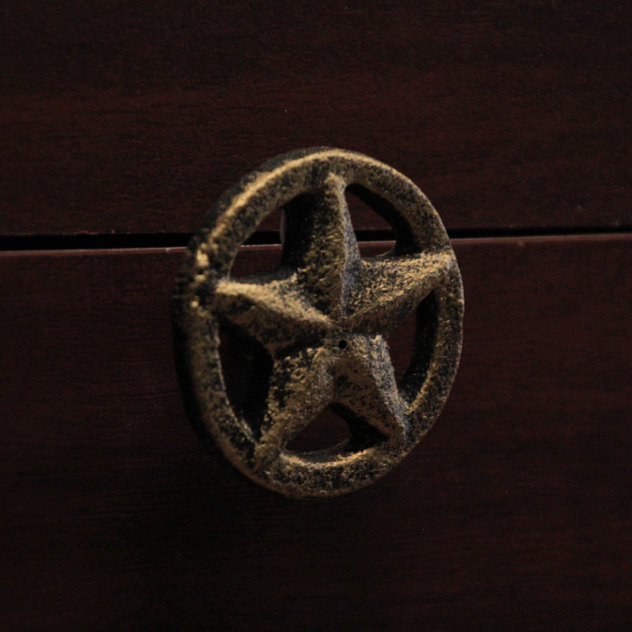 Alt View 4. Zeckos - Set of 12 Antique Gold Western Star Cast Iron Knobs - 2" - Drawer Pulls - Gold.