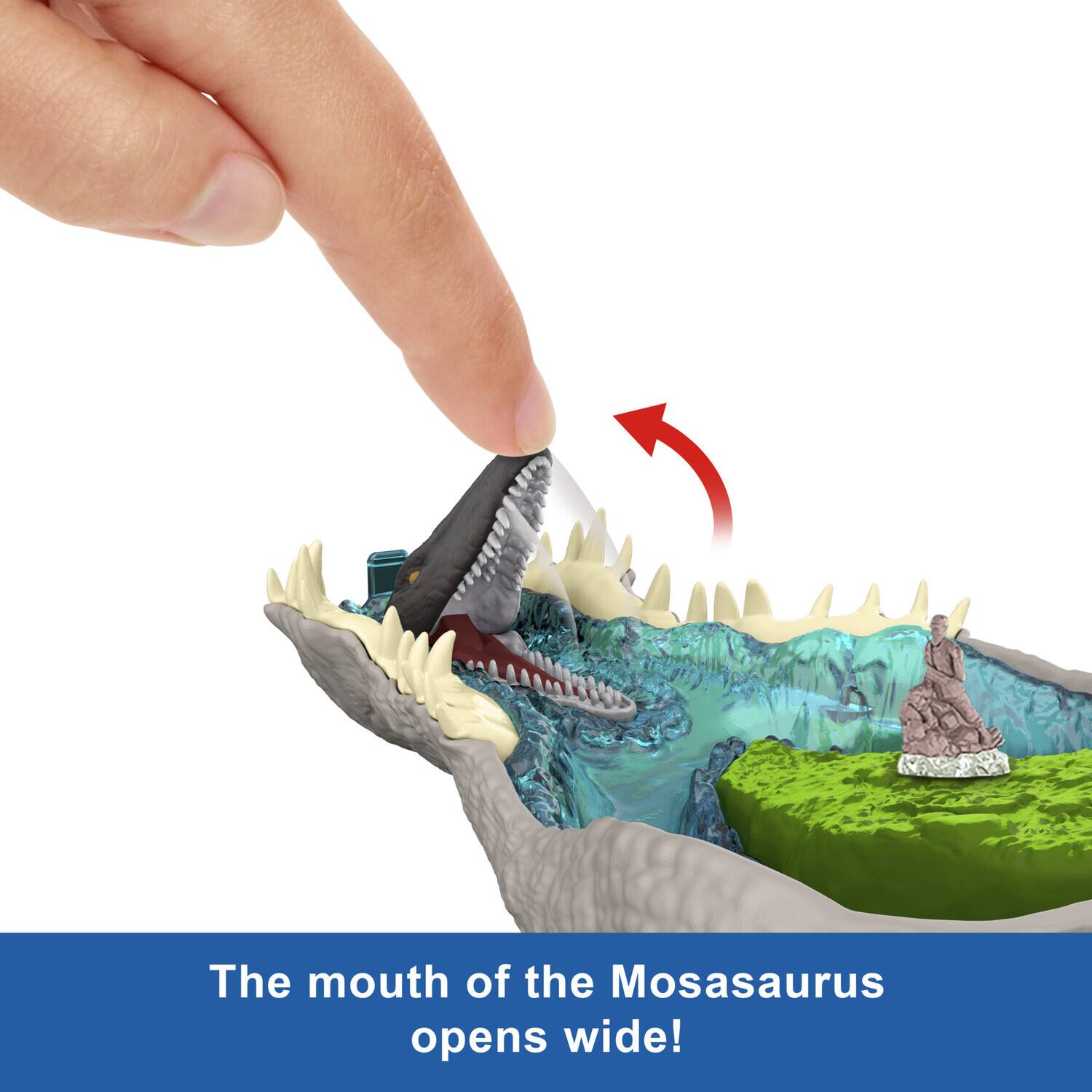 The mouth of the Mosasaurus opens wide!