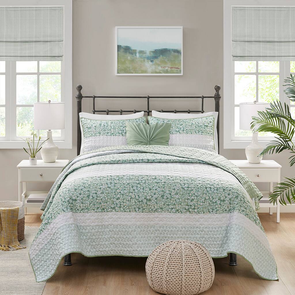 Angle. TinyHomie - King/Cal King 4 Piece Seersucker Quilt Set with Throw Pillow - Green.