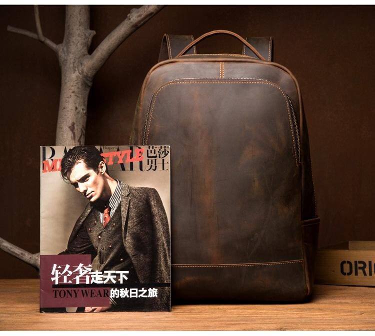 The text on the image is: 

- "BAZAAR"
- "TYLE"
- "轻奢走天下"
- "TONY WEAR"
- "的秋日之旅"
- "ORI"

Grouped and corrected: 

- "BAZAAR"
- "TYLE"
- "TONY WEAR"
- "轻奢走天下"
- "的秋日之旅"
- "ORI"