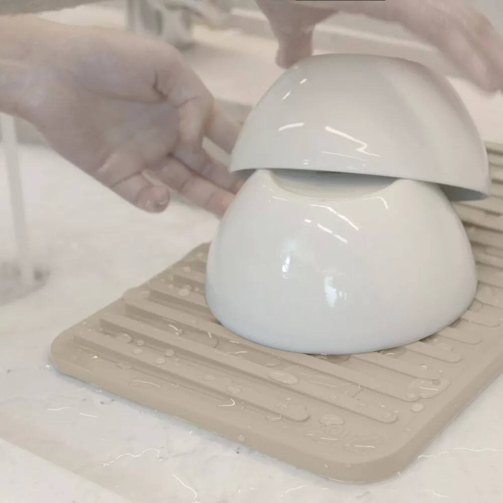 Left. OU - OU Glasses Drying Mat for Kitchen Sink, 13.78" x 8.27" Nonslip Plastic Pad with Grooves - White - White.