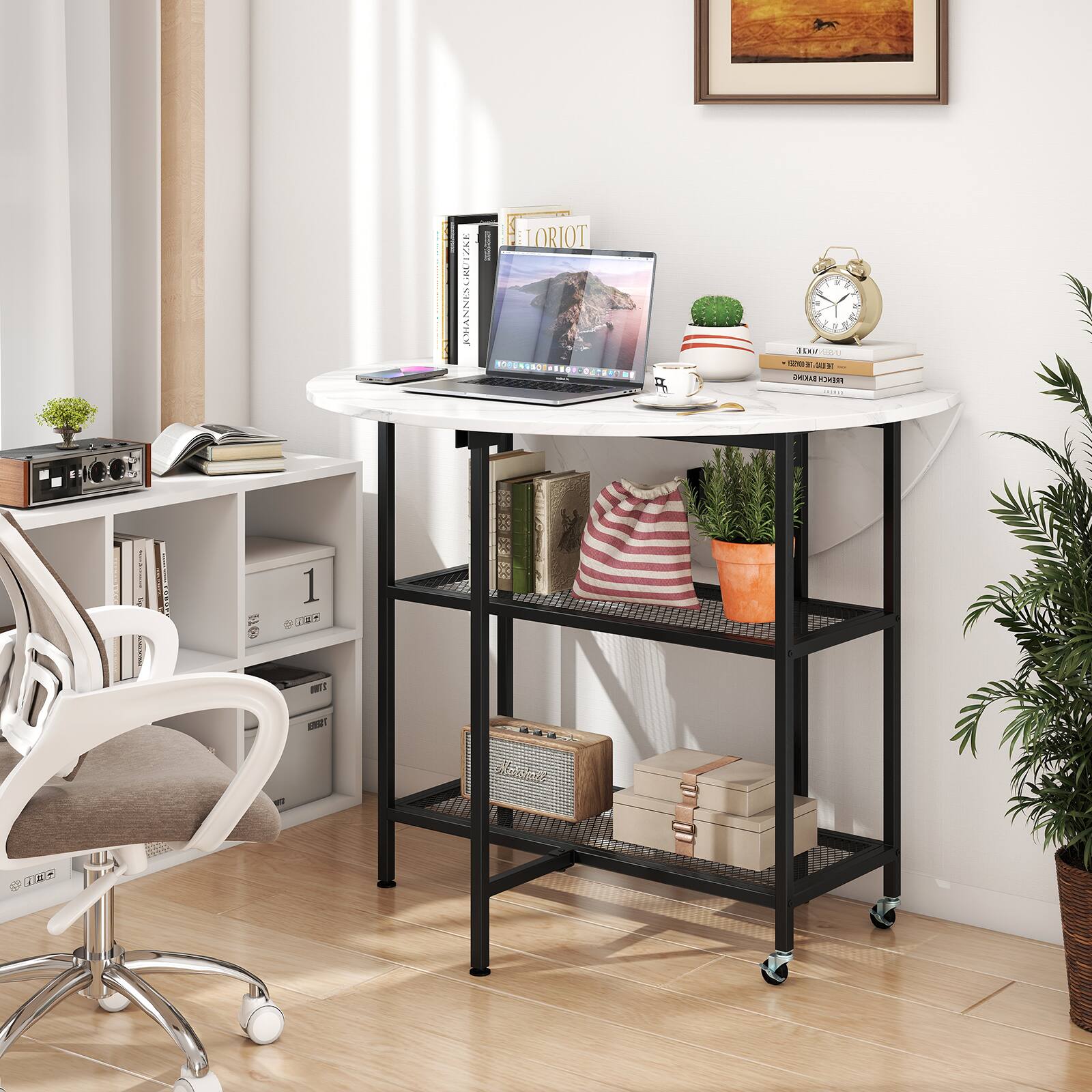 Sure, here is the corrected and grouped text from the image:

**Top Shelf:**
- AMANHECER É LAR
- JORNAL DO BRASIL
- OBRAS DE JOHANNES CRUZ

**Middle Shelf:**
- JORNAL DO BRASIL
- OBRAS DE JOHANNES CRUZ

**Bottom Shelf:**
- 1
- LIVREIRA

**Laptop Screen:**
- MORRERÁO

**Other Items:**
- "LORIOT" (on the laptop)
- "GORT" (on the laptop)
- "WONNE" (on the laptop)
- "CA" (on the laptop)

**Additional Text:**
- "301 JOHANNES CRUZ" (on the laptop)
- "LORIOT" (on the laptop)
- "GORT" (on the laptop)
- "WONNE" (on the laptop)
- "CA" (on the laptop)

**Decorative Items:**
- "1" (on the shelf)
- "LIVREIRA" (on the shelf)

This text appears to be a mix of book titles, names