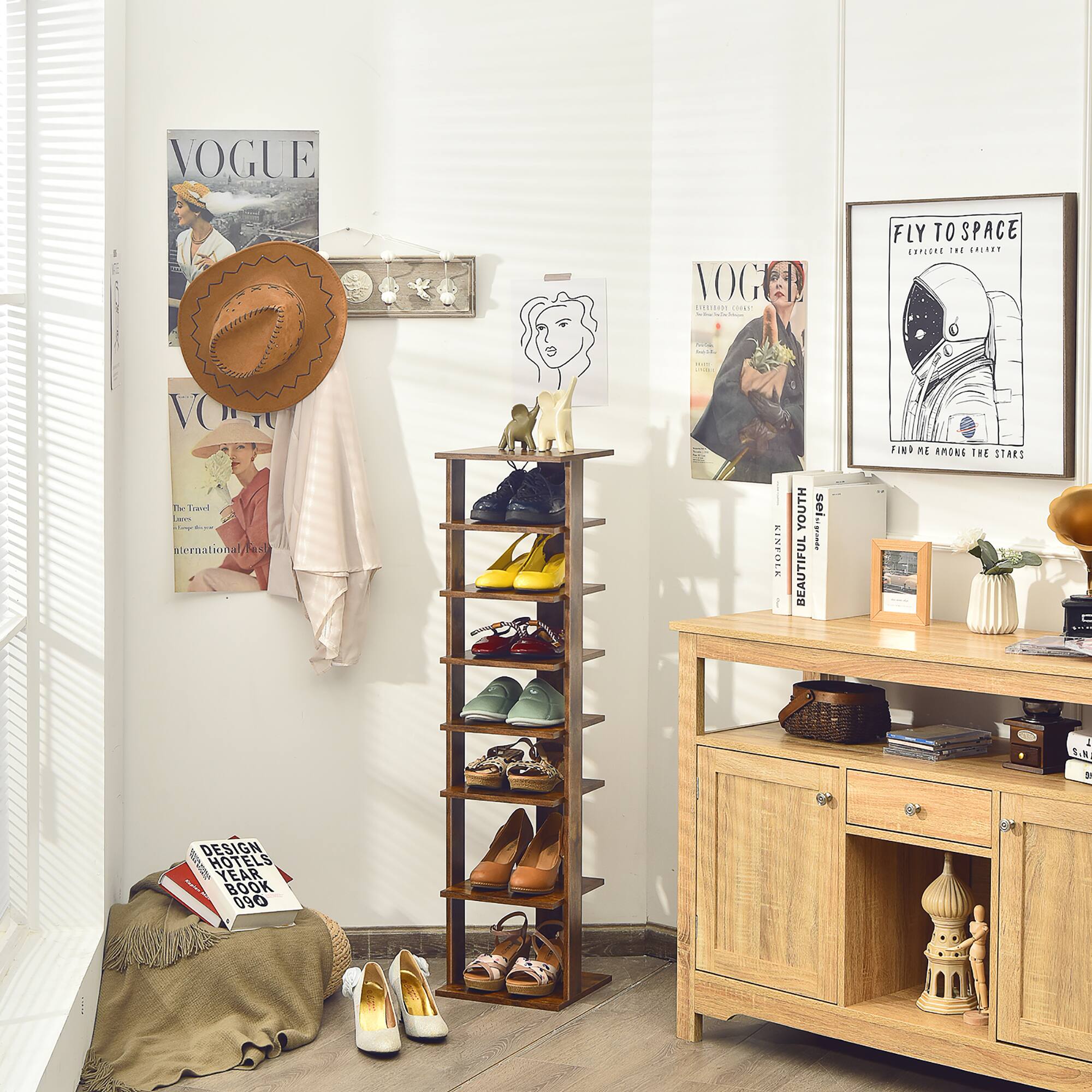 The image features a room with a shoe rack and a magazine rack. There are several pairs of shoes displayed on the shoe rack, and a few books are also present in the room. The room also has a desk and a window. The text on the image reads "Vogue 1 Vogue Esilid," which suggests that the room is decorated with Vogue-themed items. Additionally, there is a poster of a woman on the wall, adding to the overall aesthetic of the room.