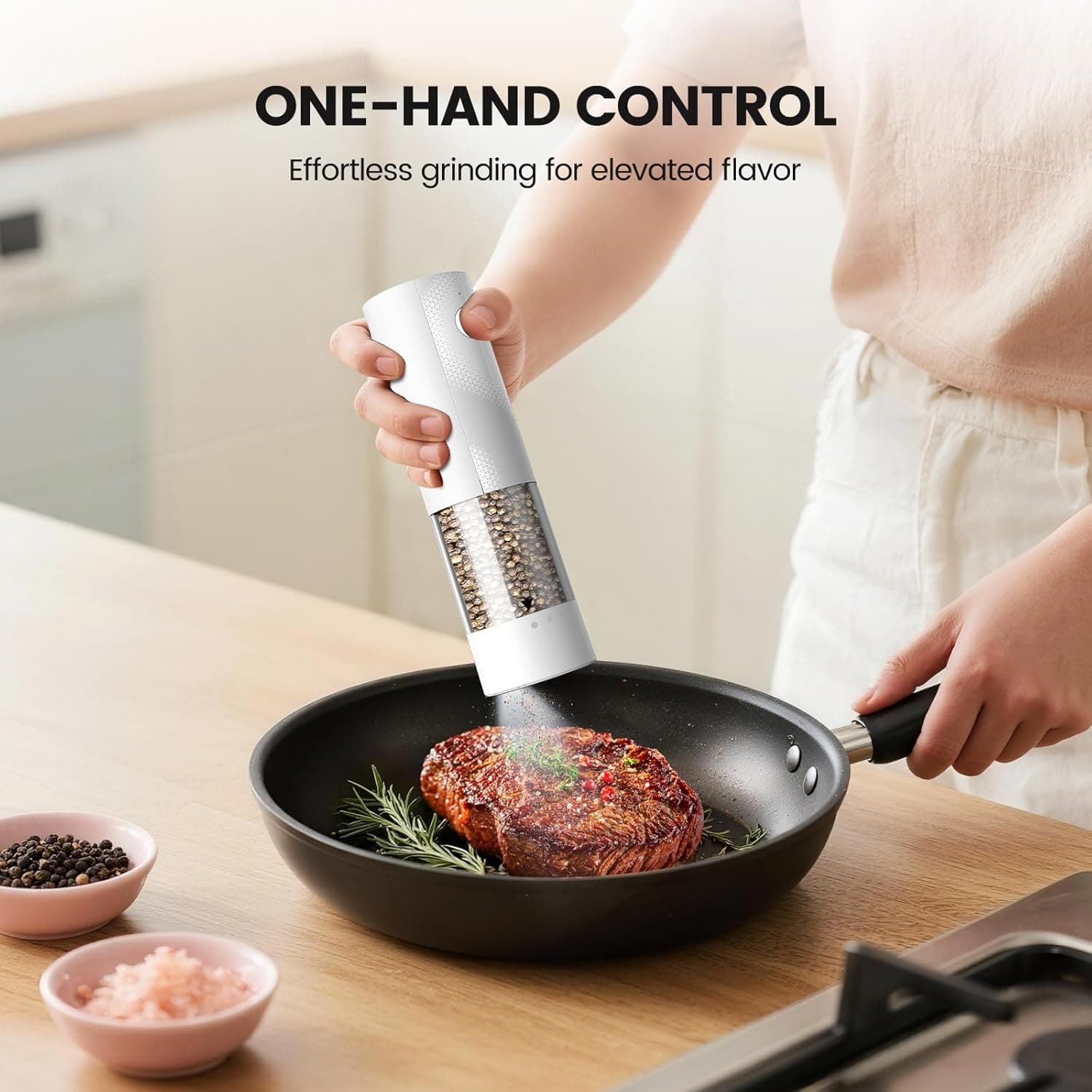 ONE-HAND CONTROL  
Effortless grinding for elevated flavor
