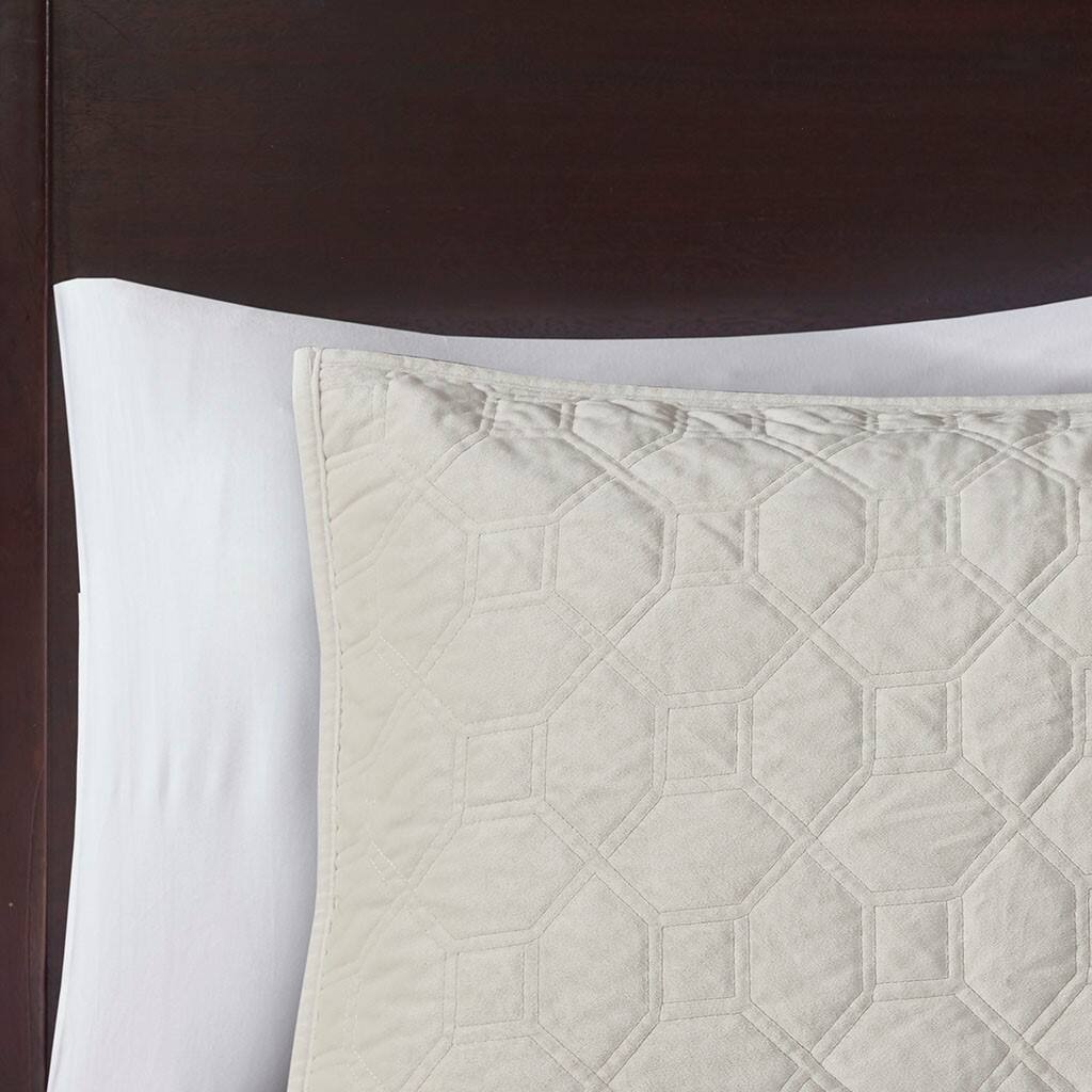 Alt View 3. Gracie Mills - Gracie Mills Gayle 3-Piece Casual Geometric Velvet Quilt Set - Ivory.