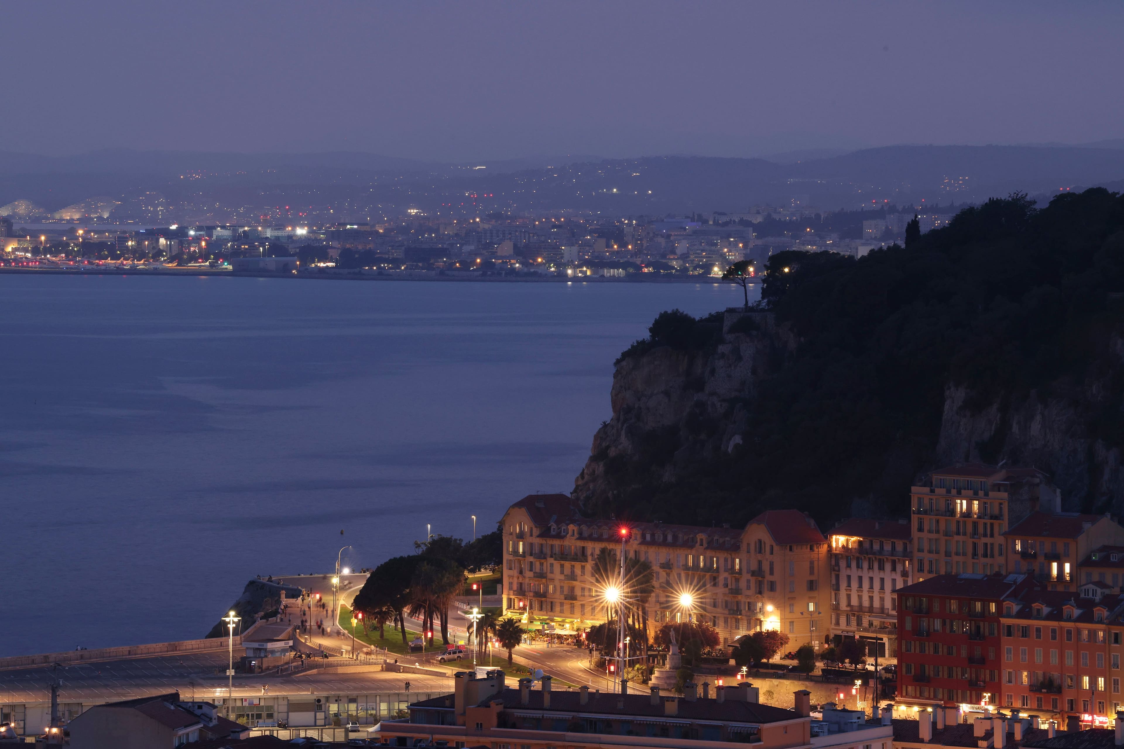 Alt View 12. Canon - RF70-200mm F2.8 L IS USM Z Hybrid Zoom Lens for Use with EOS R-Series Cameras - Black.