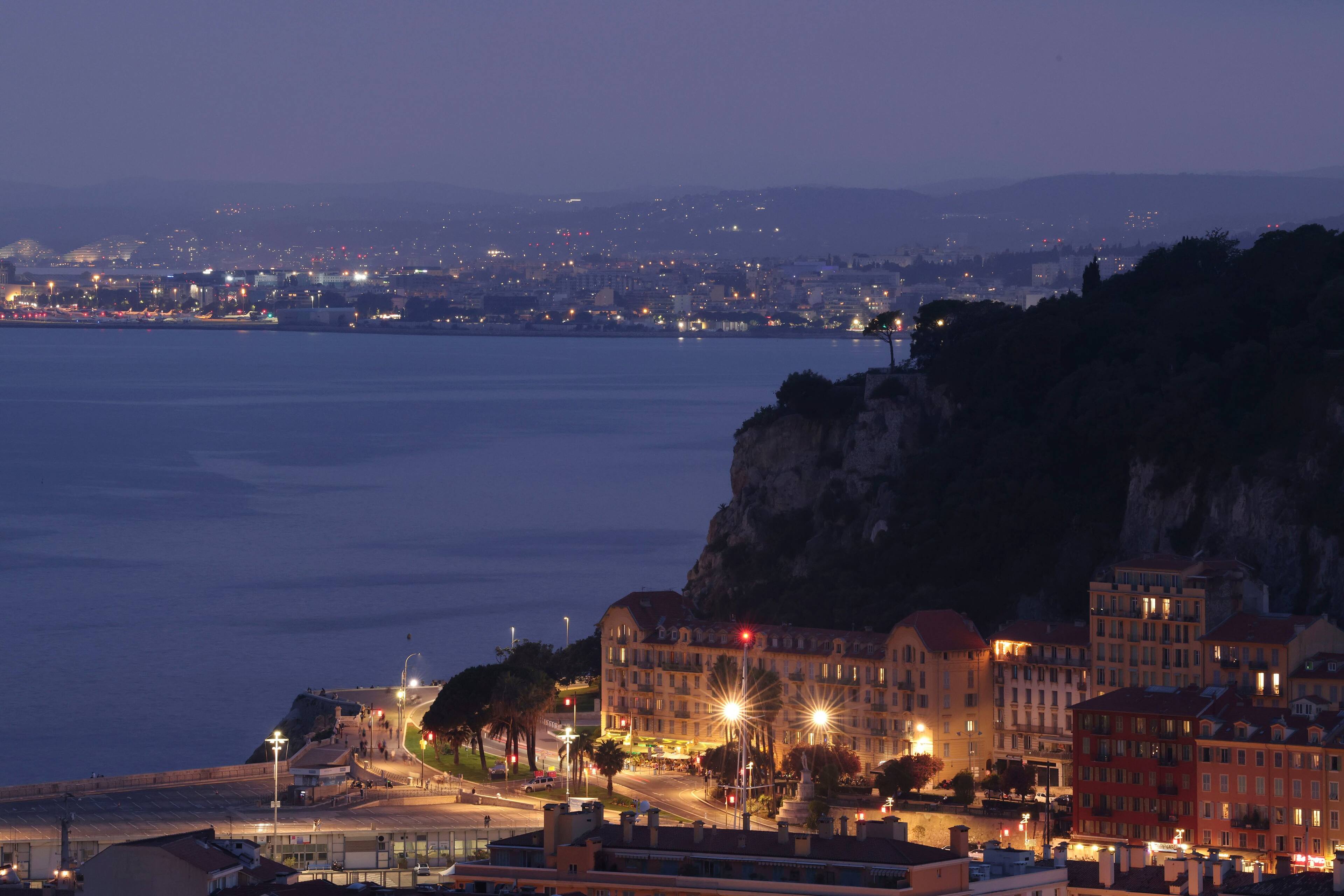 Alt View 12. Canon - RF70-200mm F2.8 L IS USM Z  Hybrid Zoom Lens for Use with EOS R-Series Cameras - Black.